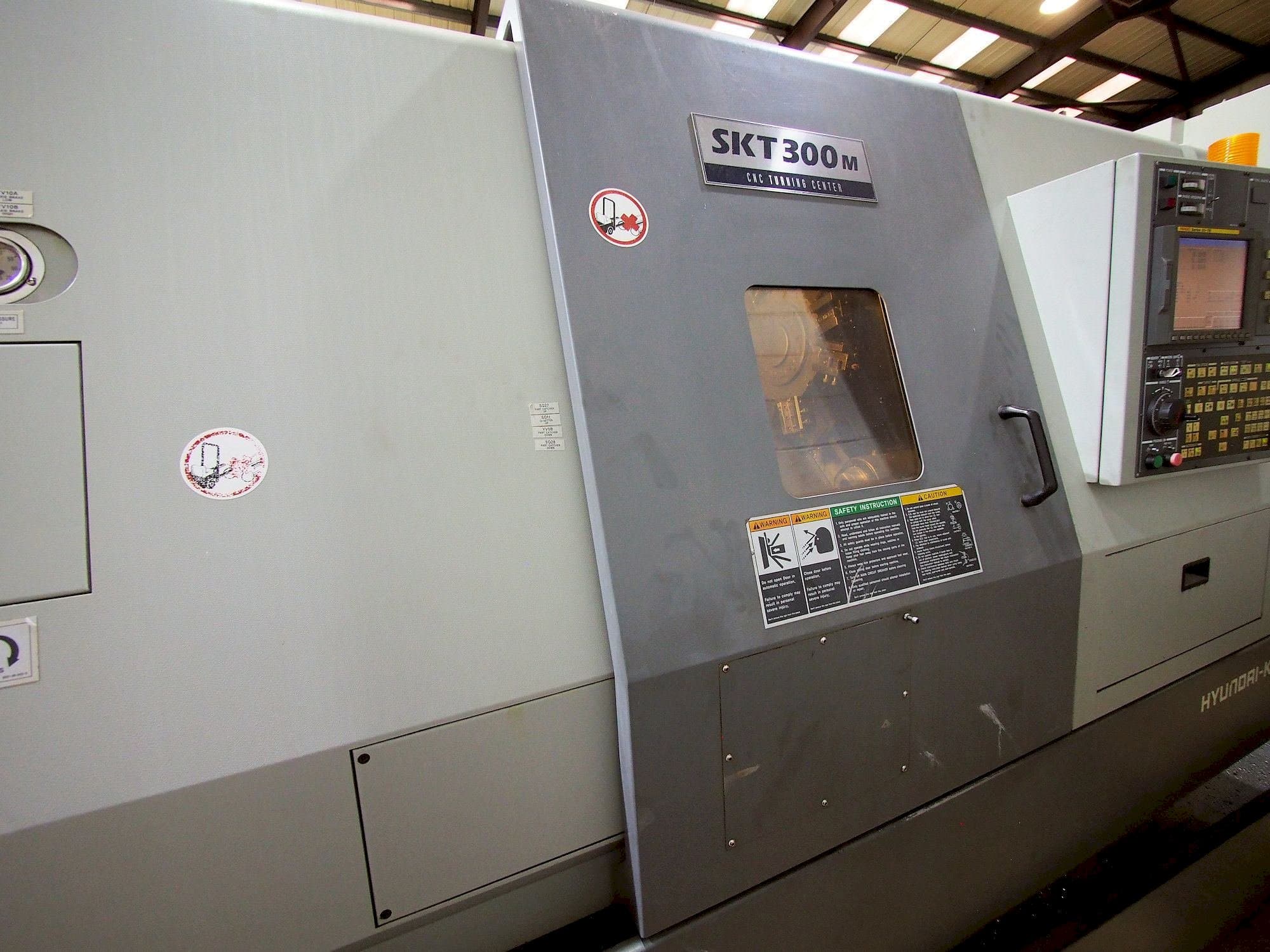 Vooraanzicht  van Hyundai Kia SKT 300M  machine