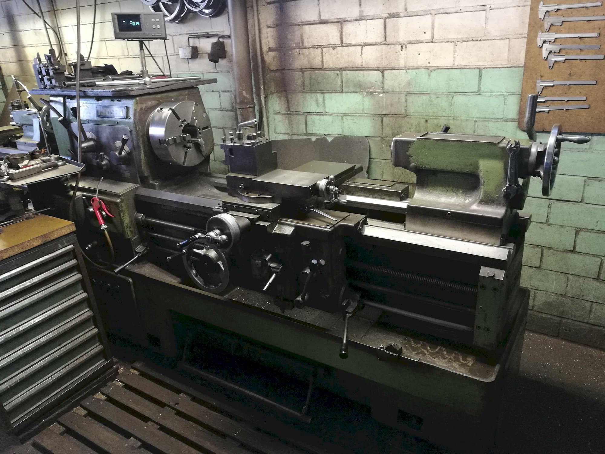 Recht aanzicht  van MORI SEIKI MR 1000 machine