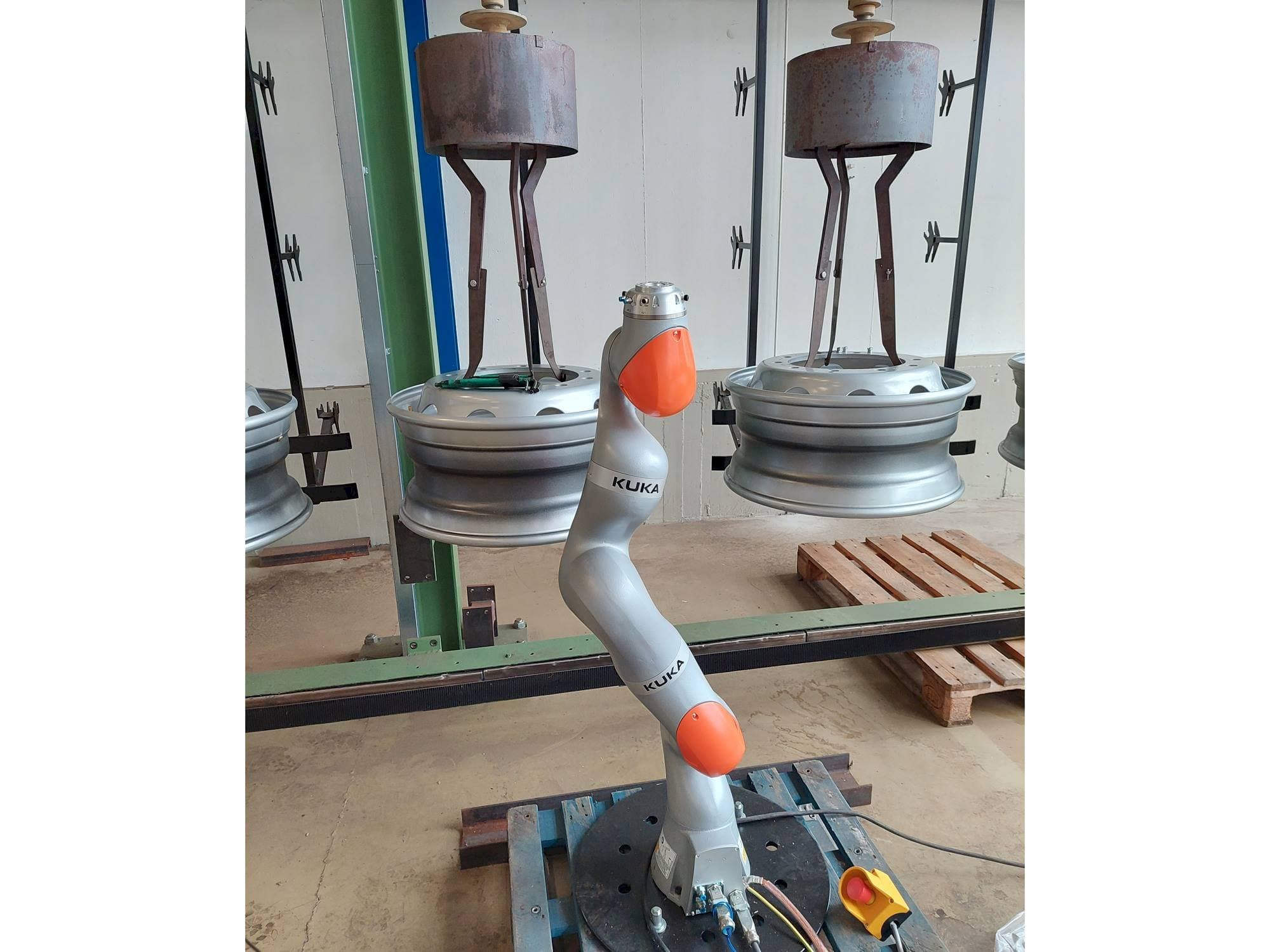 Vooraanzicht  van KUKA LBR iiwa 7  machine