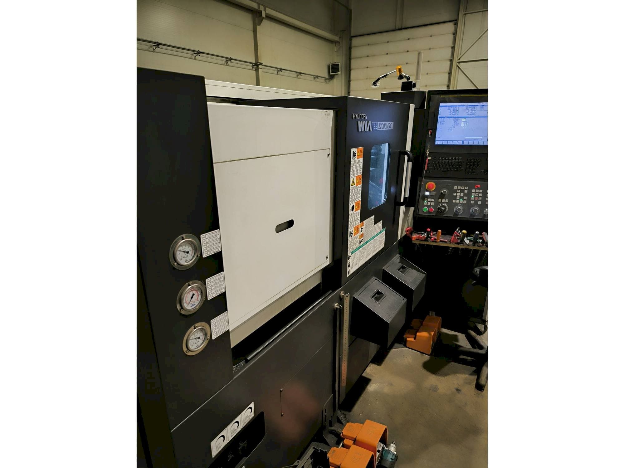 Vooraanzicht van Hyundai Wia SE2200LMSC machine