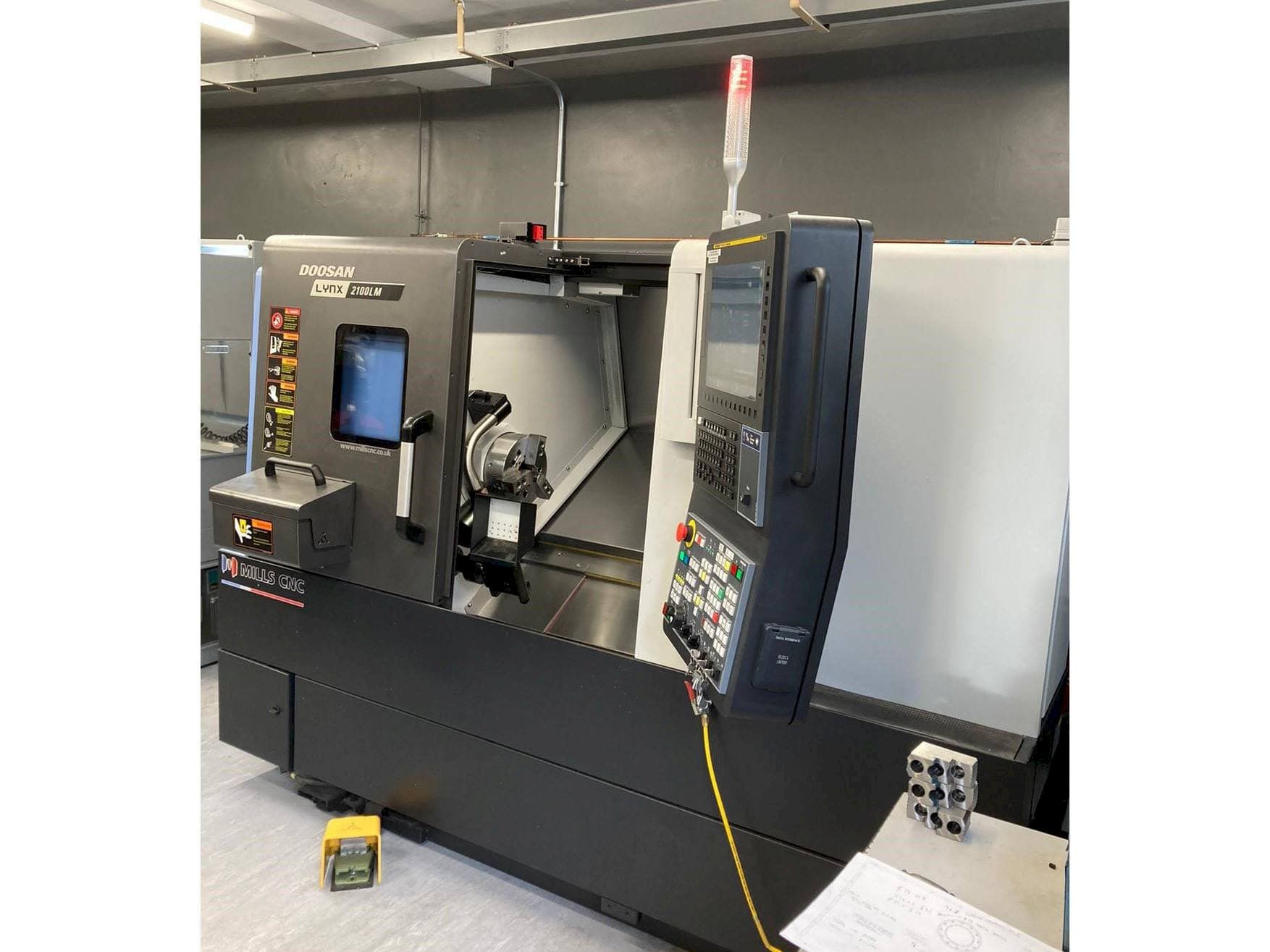 Vooraanzicht  van Doosan Lynx 2100 LMB  machine