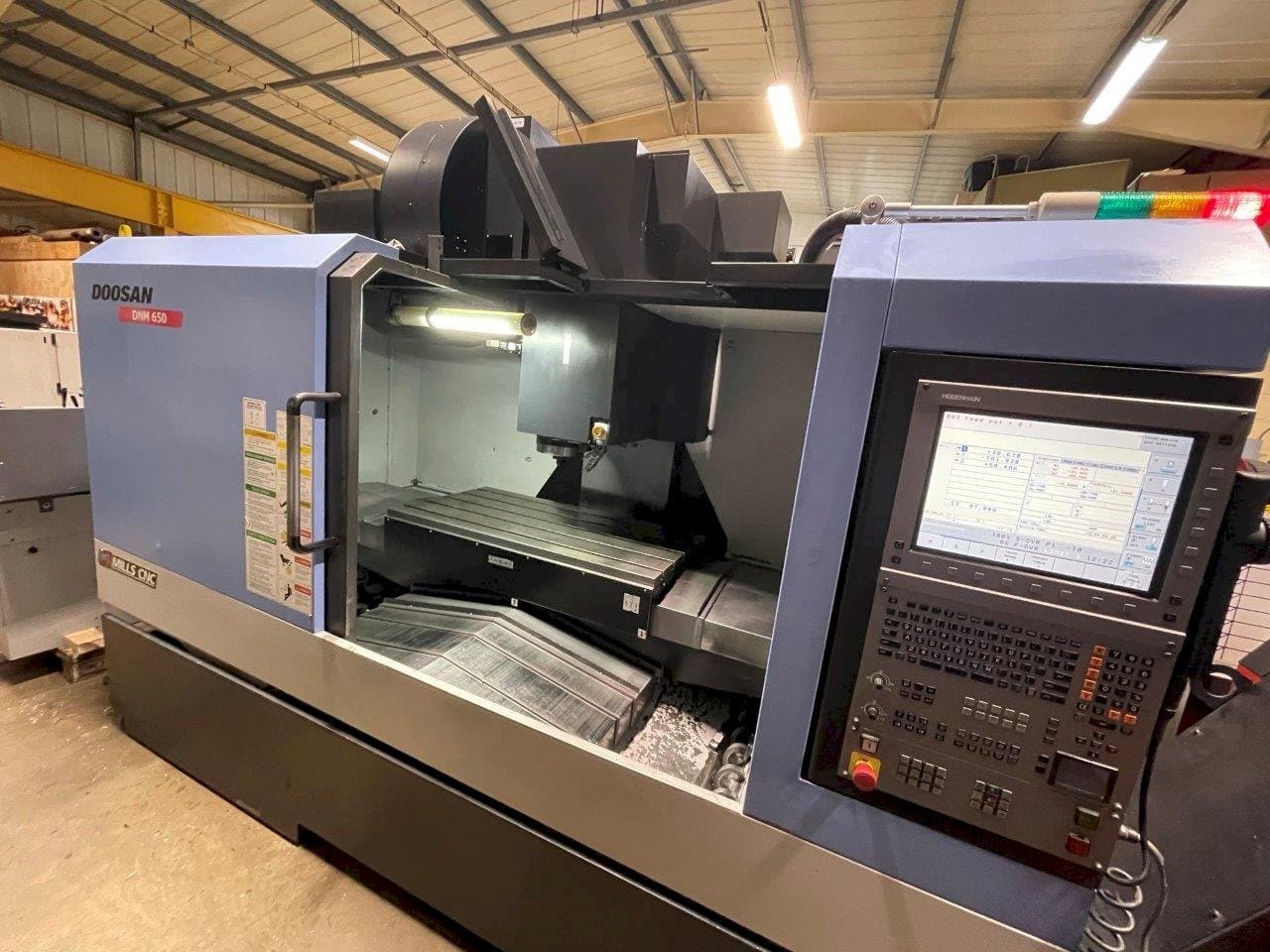 Vooraanzicht  van Doosan DNM650  machine