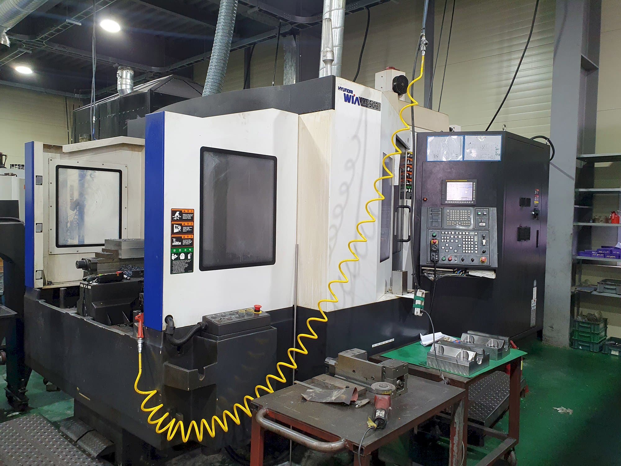 Vooraanzicht  van Hyundai Wia KH50G  machine