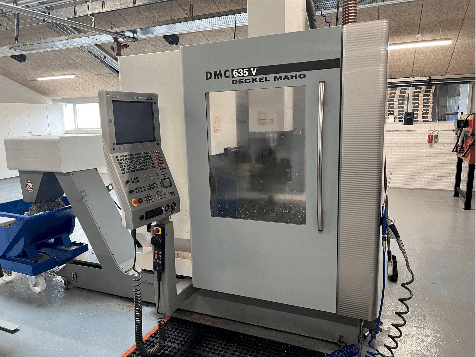 Linkerzijdeaanzicht  van DMG MORI DMC 635V  machine