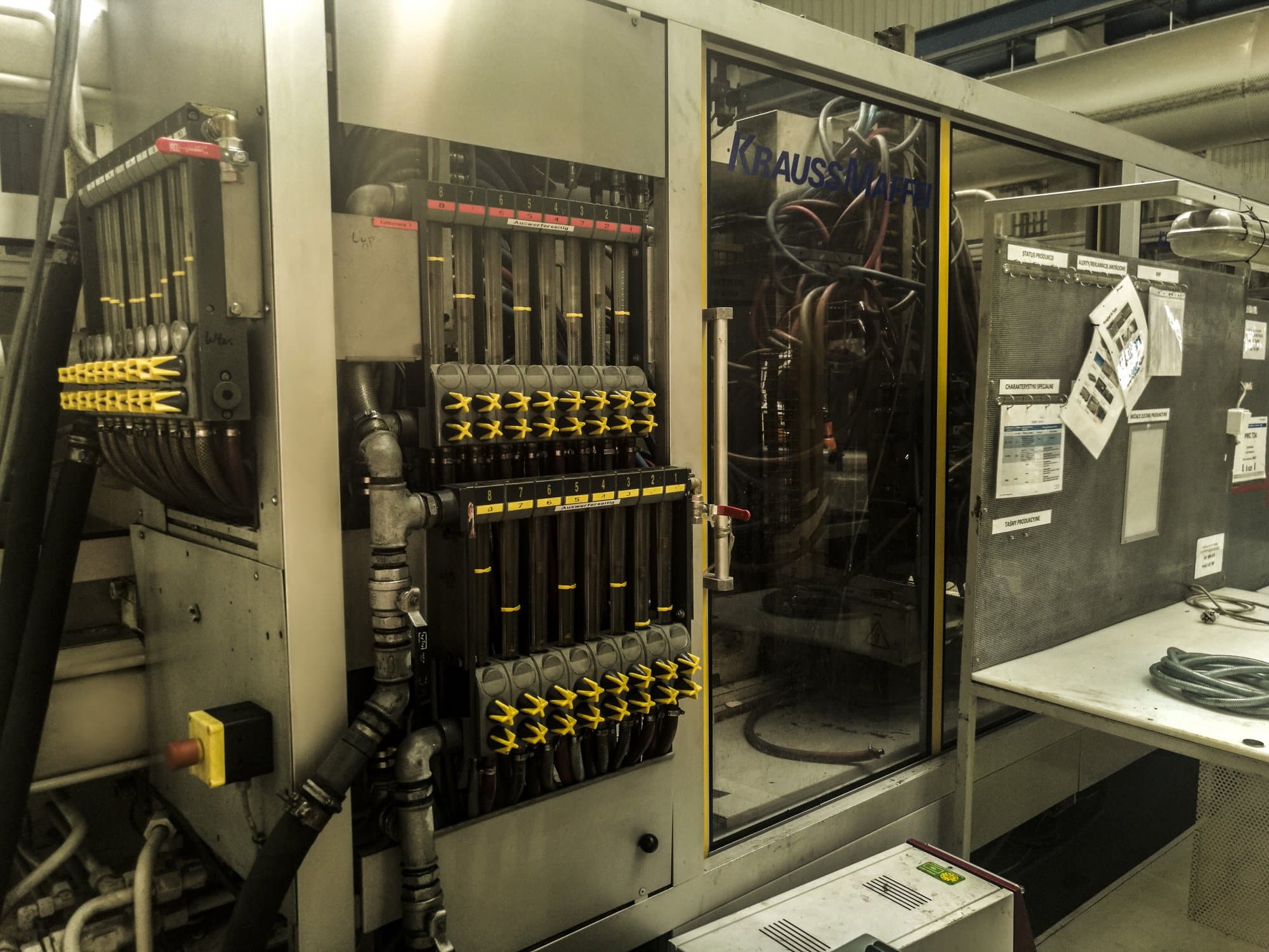 Vooraanzicht  van Krauss Maffei 800-8000 MC machine