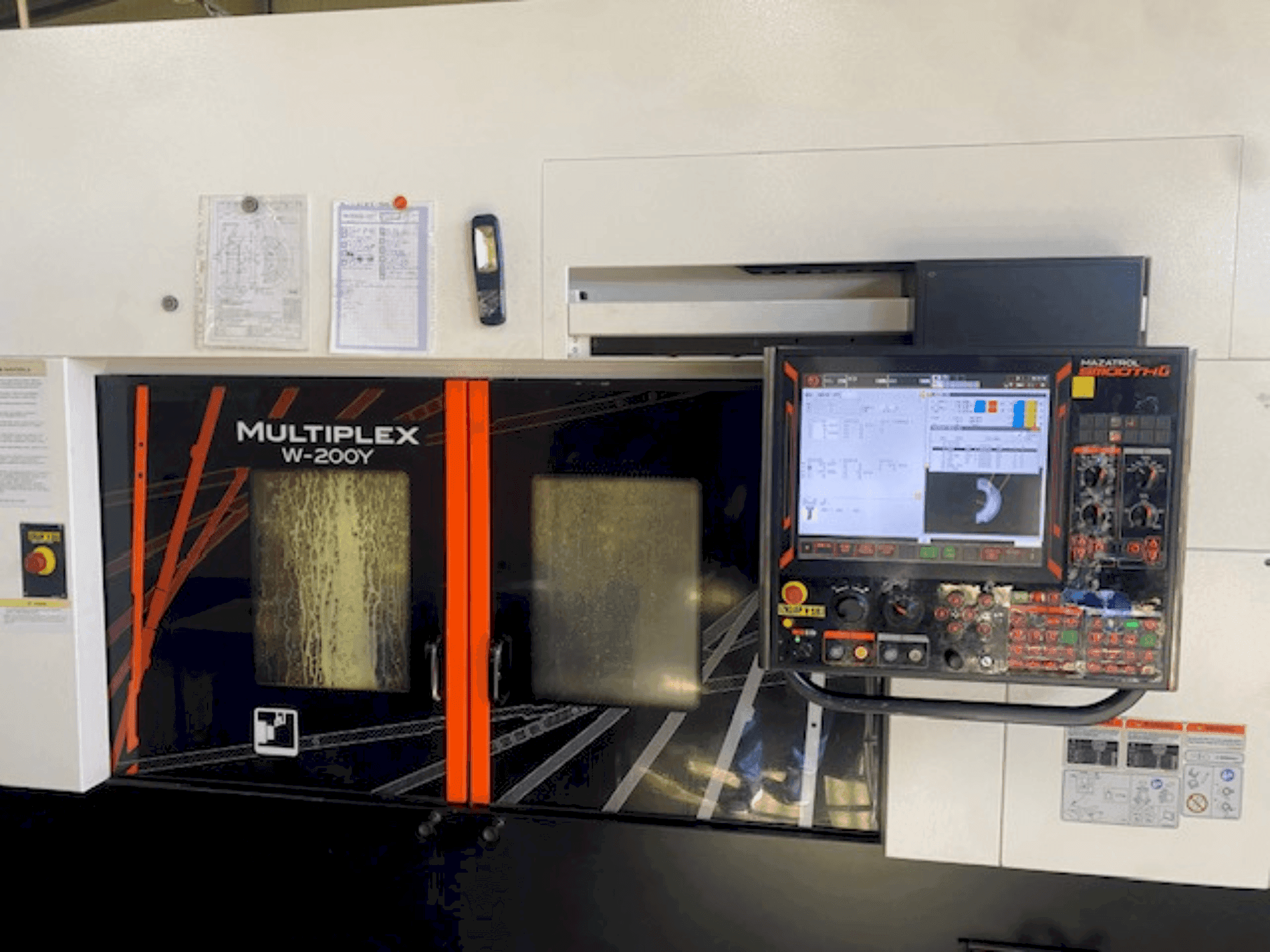 Vooraanzicht  van Mazak multiplex 200 y  machine