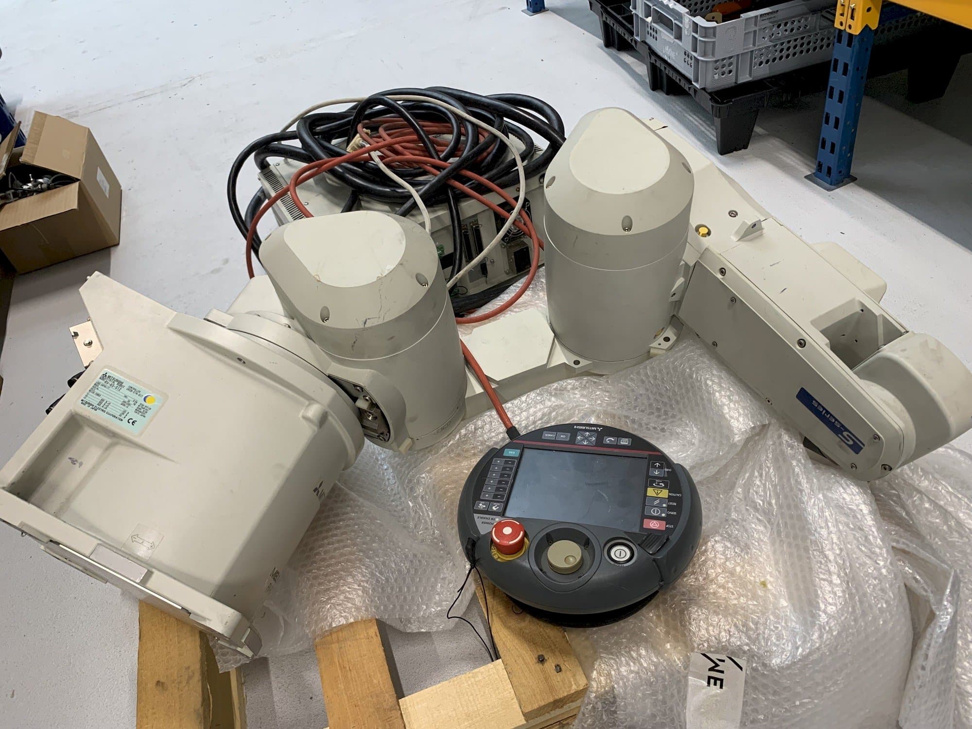 Vooraanzicht  van Mitsubishi Melfa RV 6S  machine