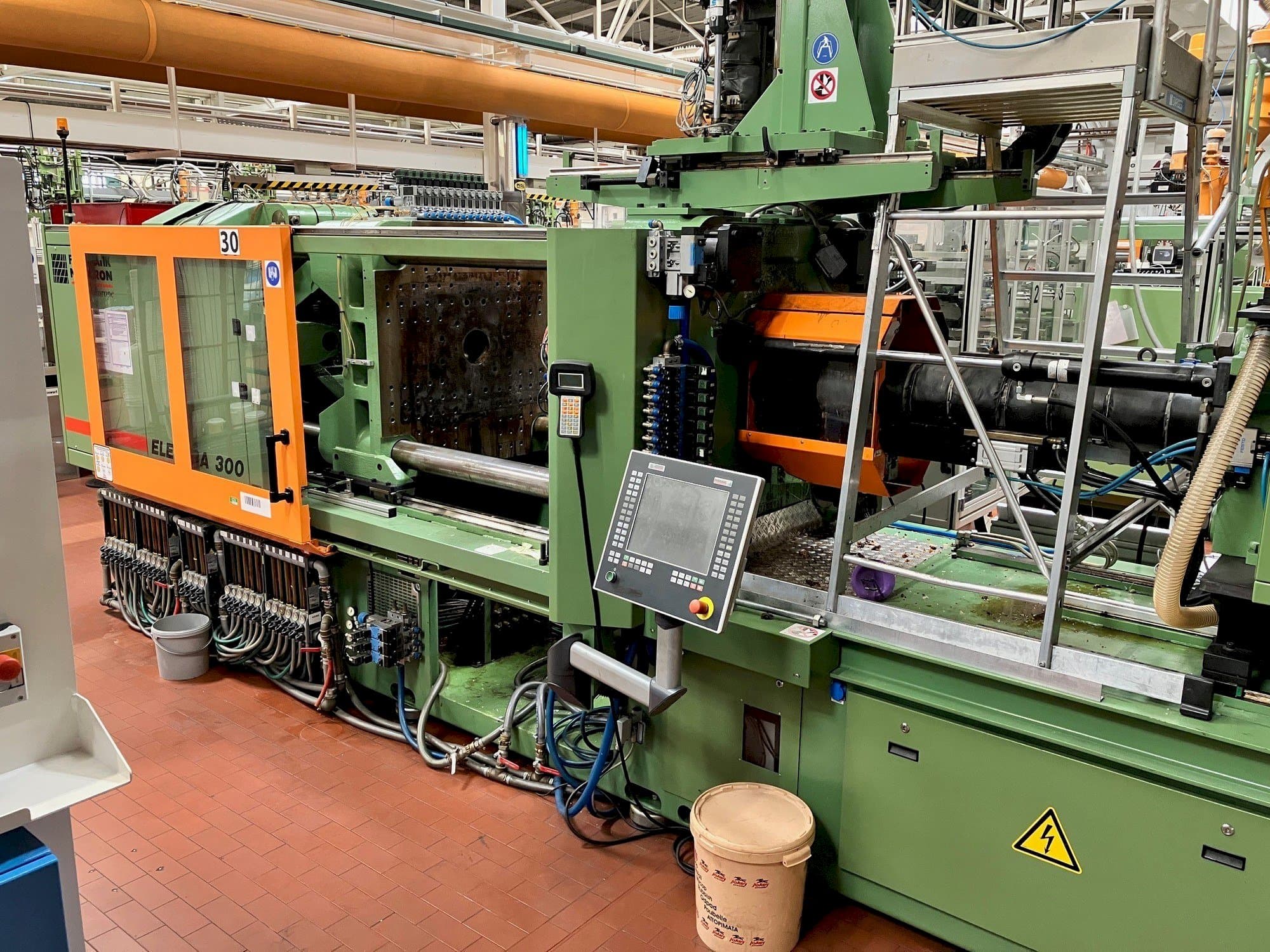 Vooraanzicht  van FERROMATIK MILACRON Europe Elektra 300  machine