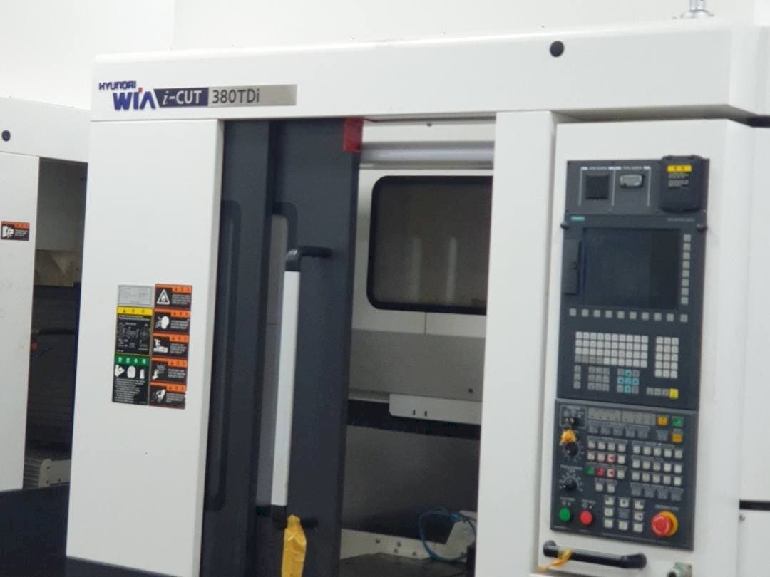 Vooraanzicht  van Hyundai Wia i-CUT380TDi  machine