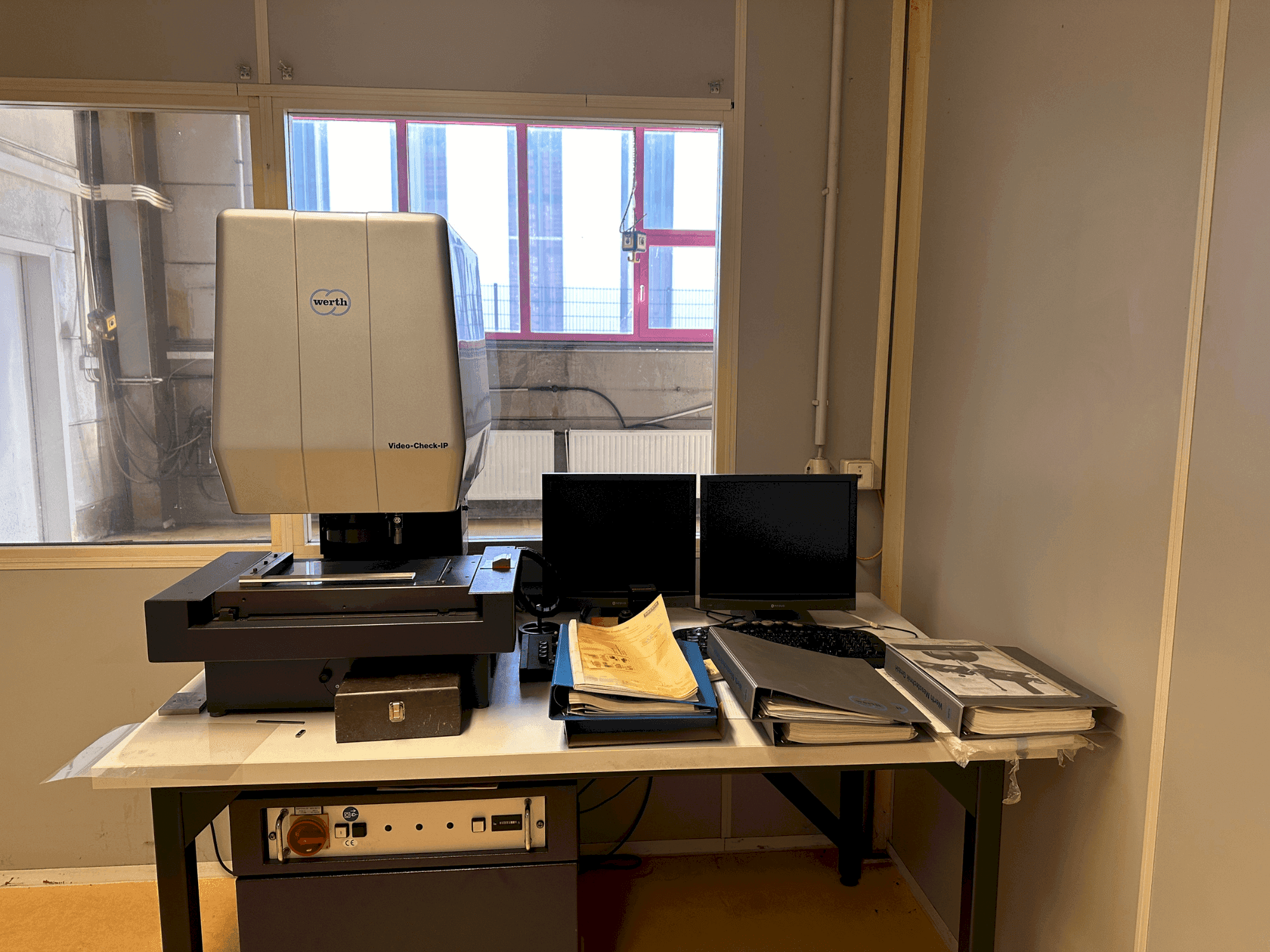 Vooraanzicht  van Werth Video-Check IP 250x125 3D CNC  machine