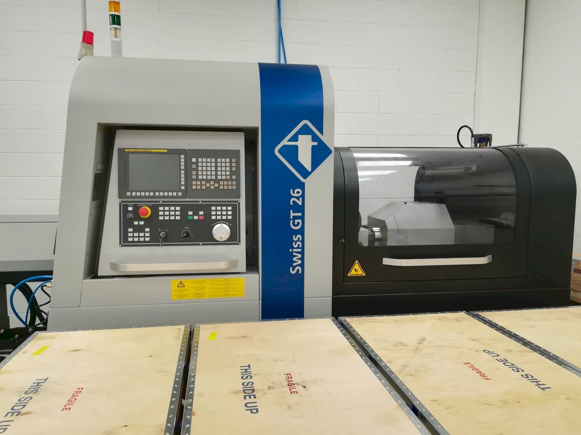 Vooraanzicht  van Swiss GT 26  machine