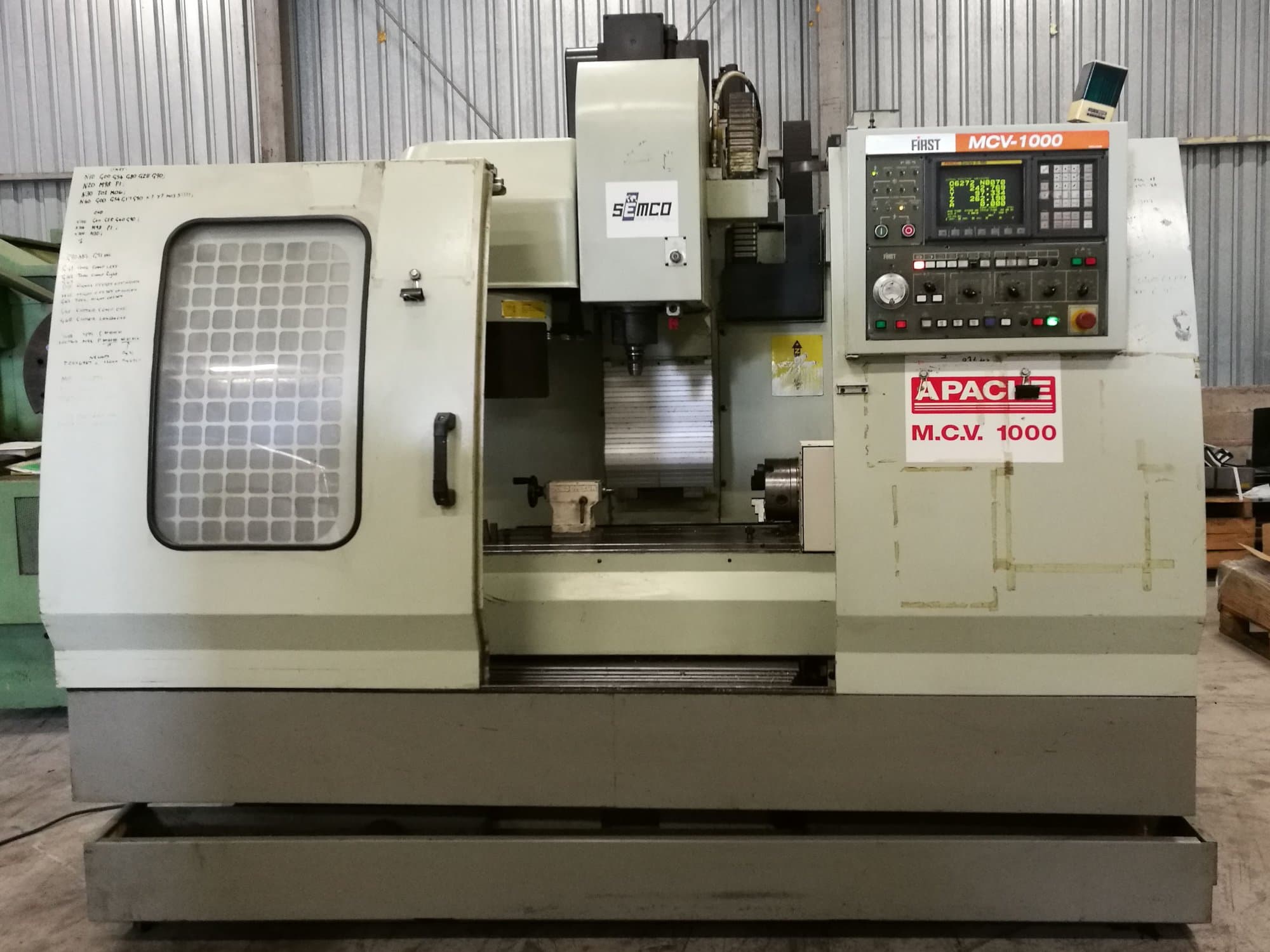 Vooraanzicht  van FIRST MCV-1000 machine