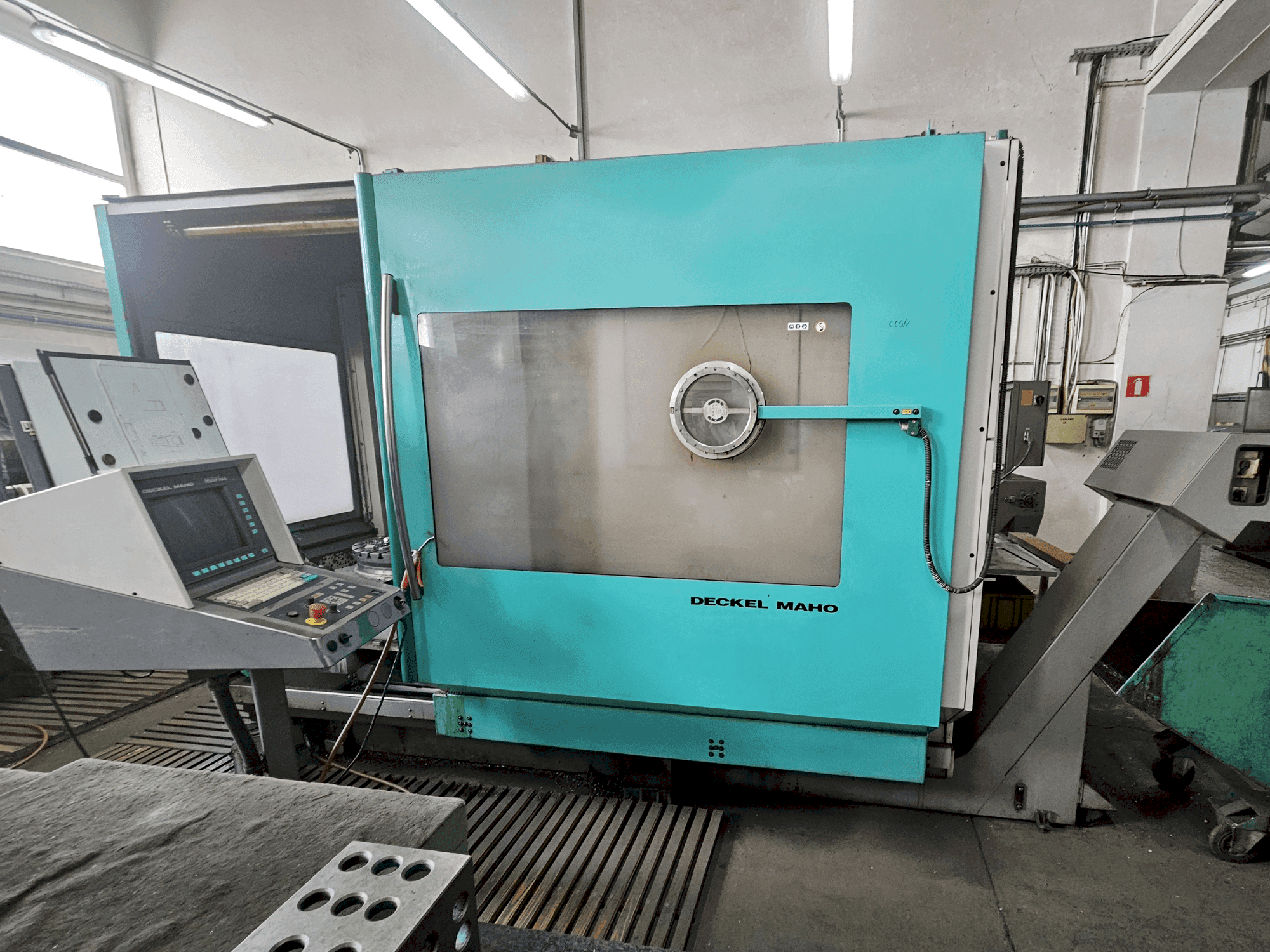 Vooraanzicht  van DECKEL MAHO DMU 60P  machine