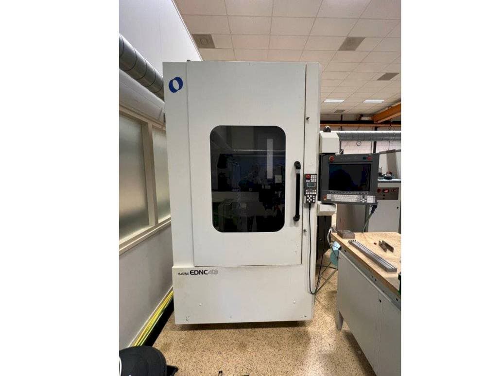 Vooraanzicht  van Makino EDNC 43  machine