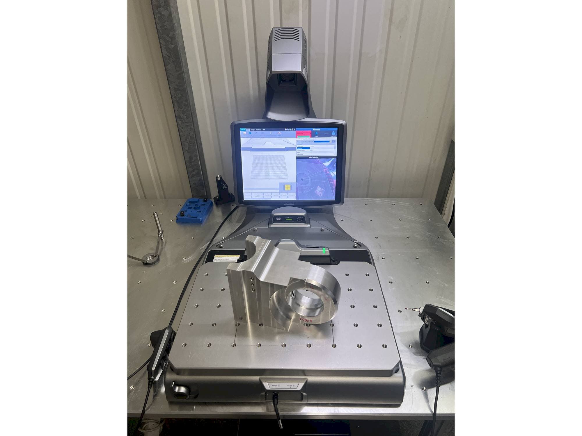 Vooraanzicht  van KEYENCE XM-C1000  machine