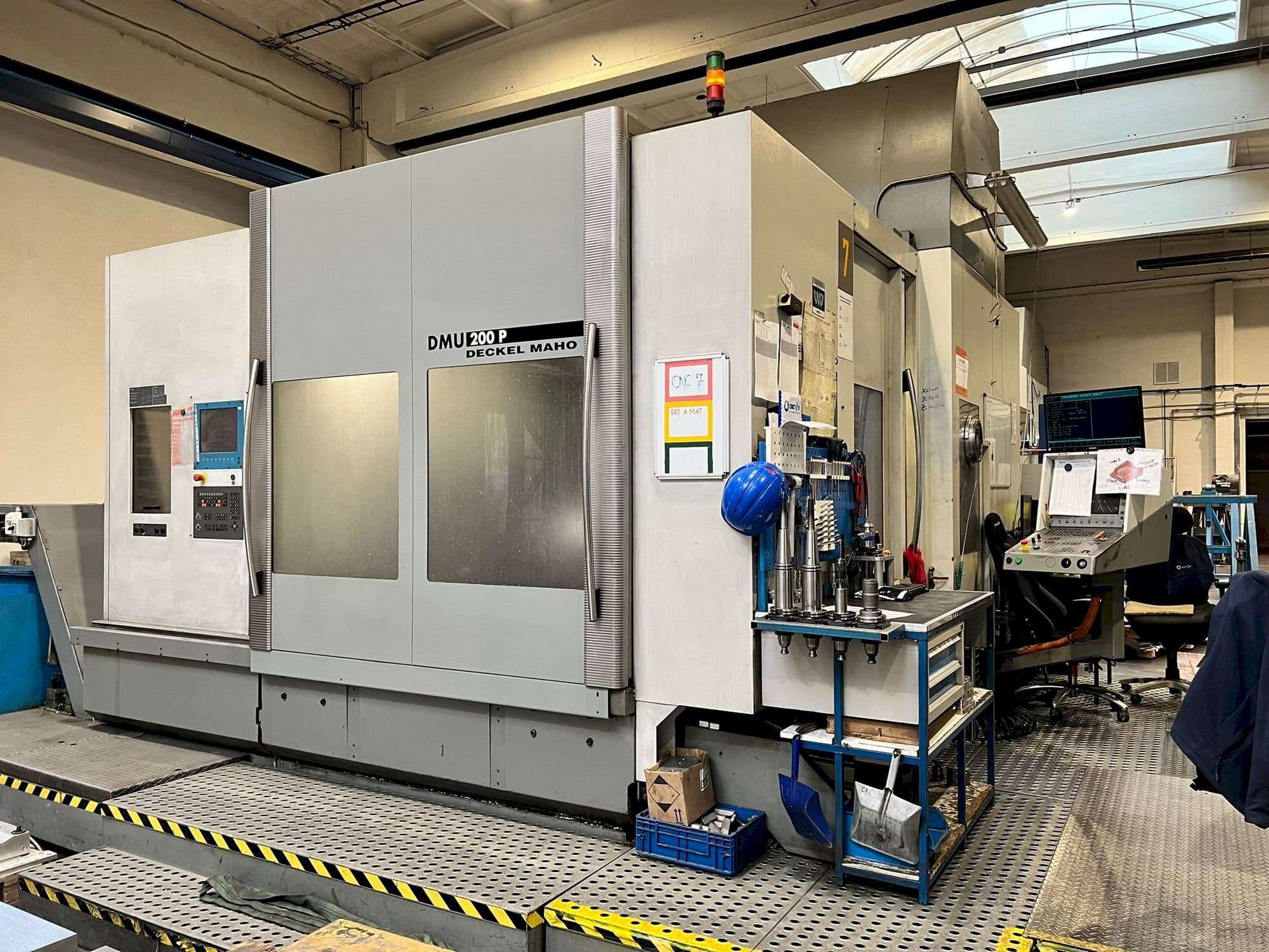 Vooraanzicht  van DECKEL MAHO DMU 200P  machine