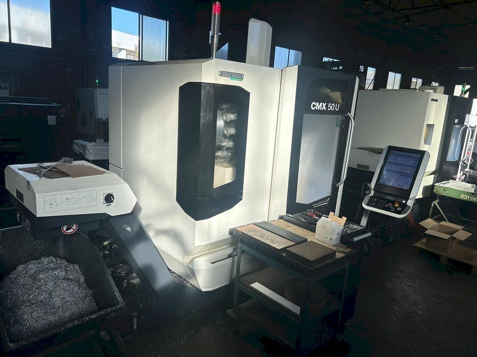 Vooraanzicht  van DMG MORI CMX 50 U  machine