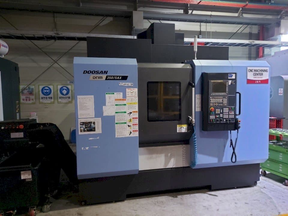 Vooraanzicht  van Doosan DNM350/5AX  machine