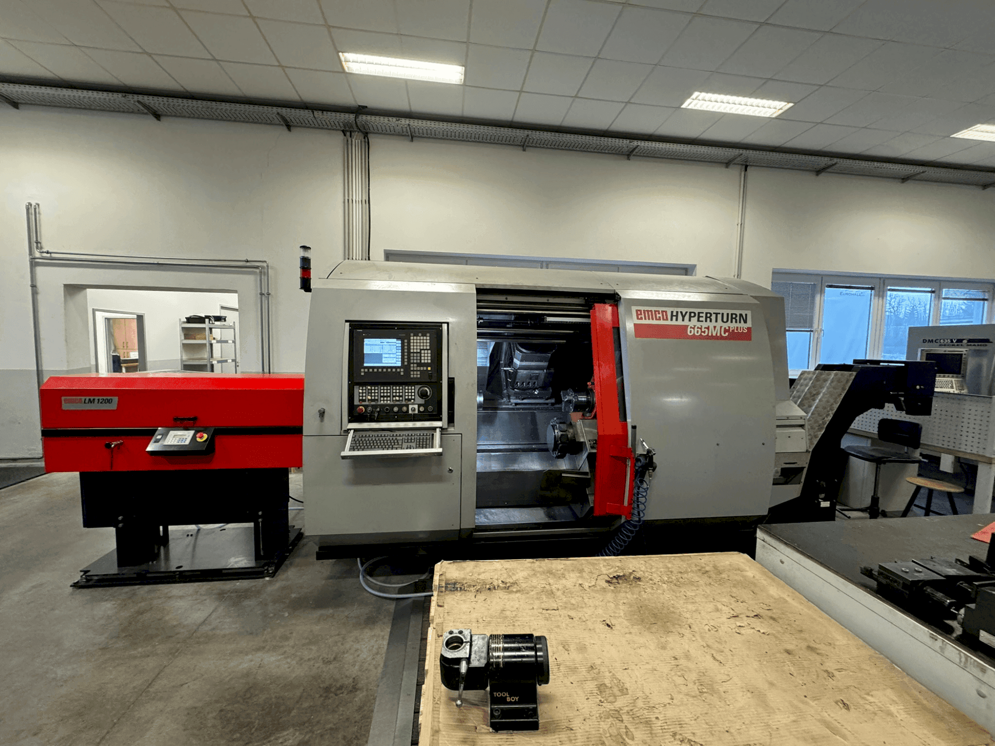 Vooraanzicht  van EMCO Hyperturn 665MC Plus  machine