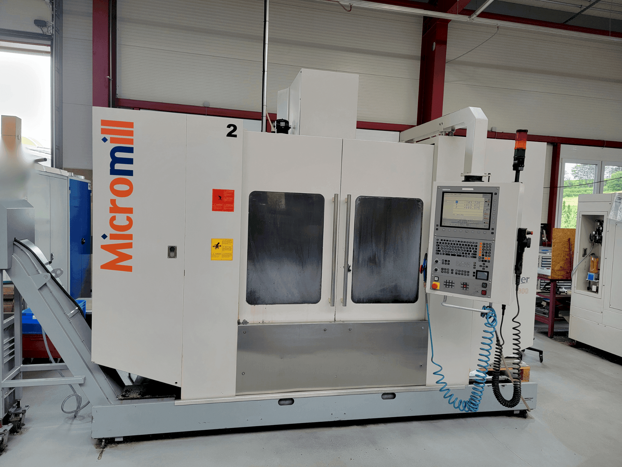 Vooraanzicht  van BUFFALO Micromill VMC 1300  machine