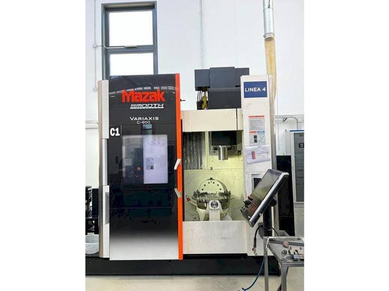 Vooraanzicht van Mazak VARIAXIS C 600 machine
