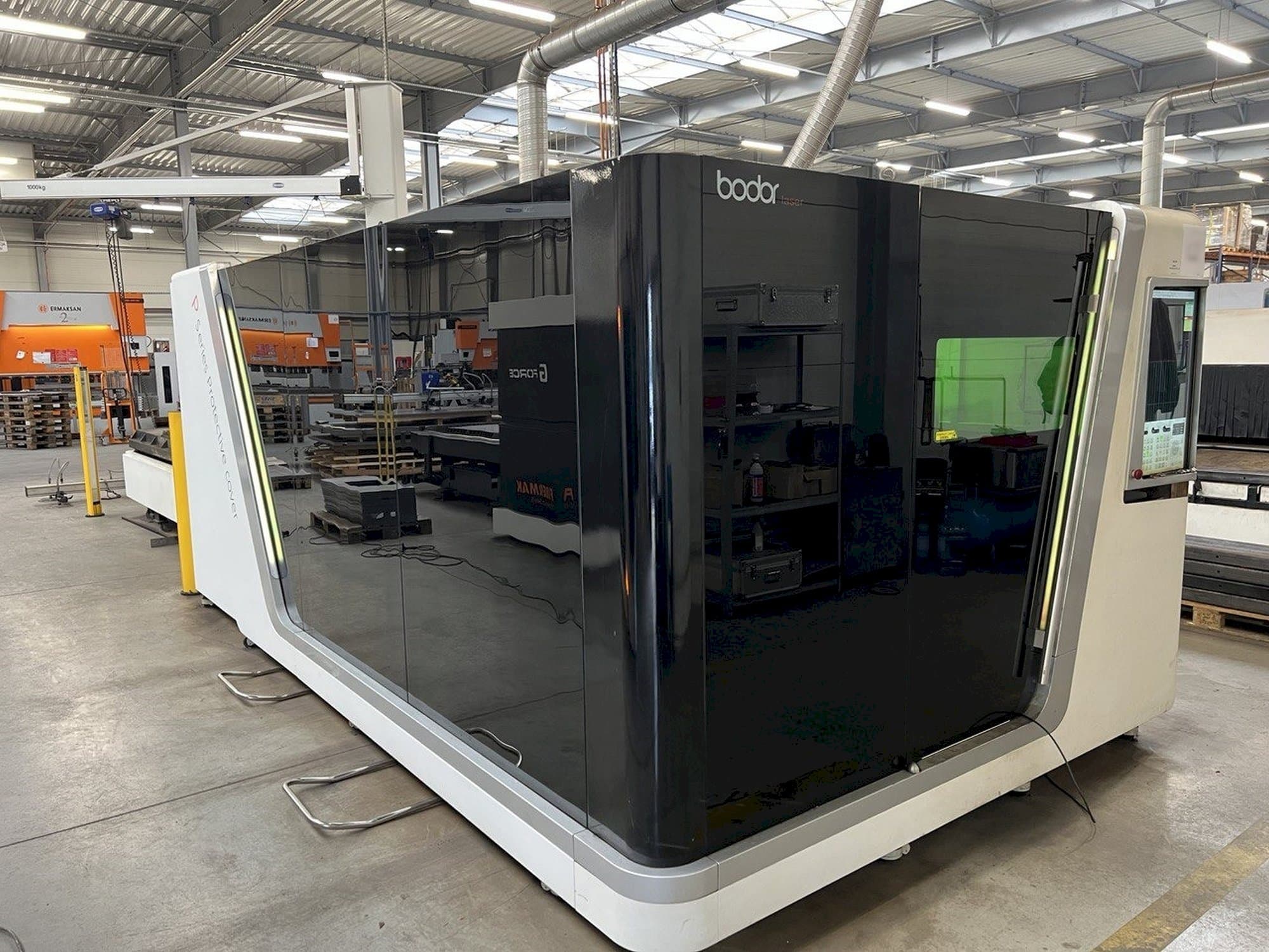 Vooraanzicht van Bodor P3015 machine