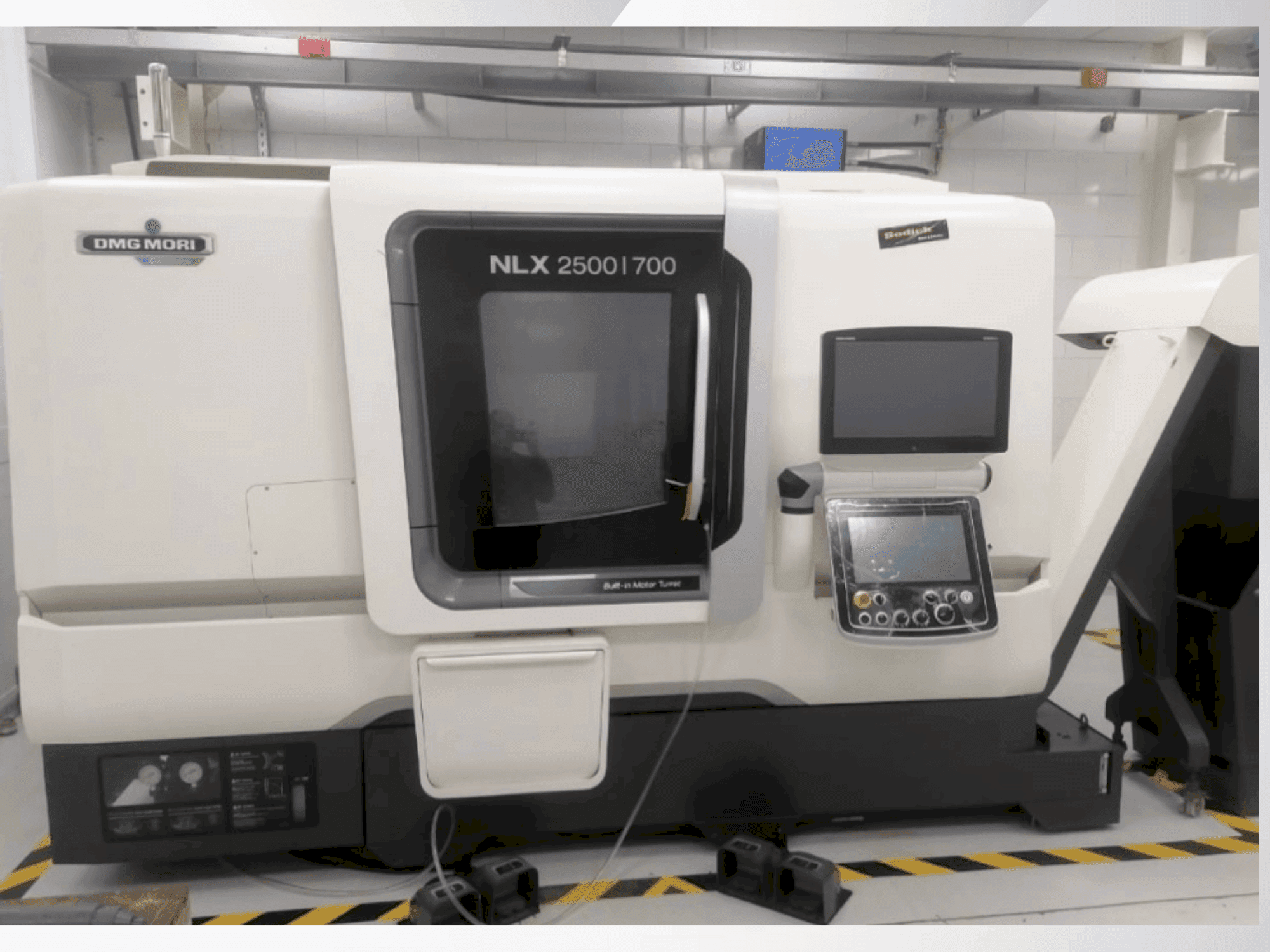 Vooraanzicht  van DMG MORI NLX 2500/700  machine