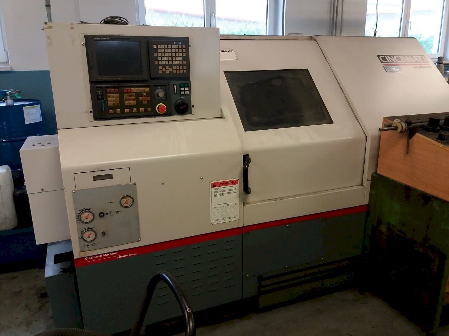 Vooraanzicht  van Cincinnati HAWK-200M  machine