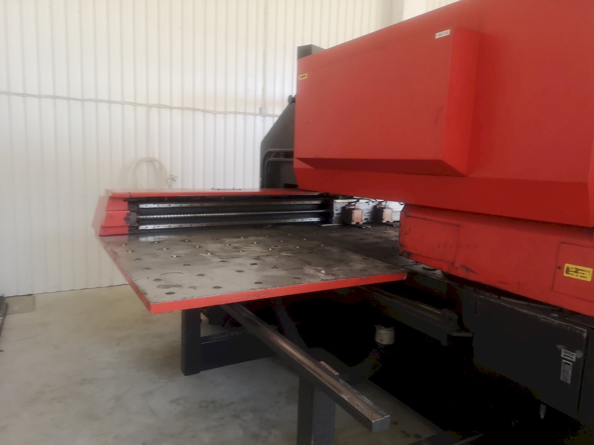 Vooraanzicht  van AMADA   machine