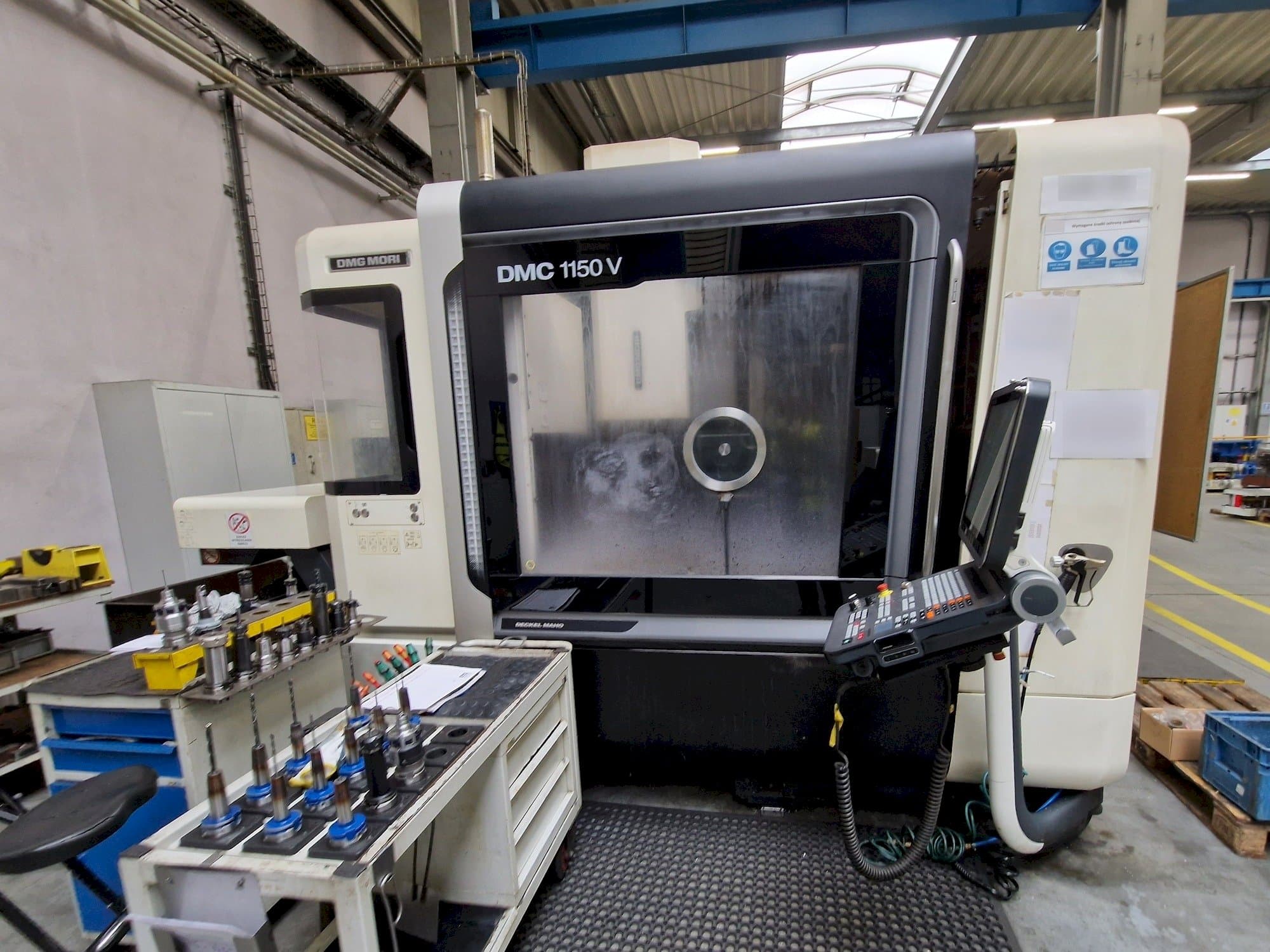 Vooraanzicht  van DMG MORI DMC 1150 V  machine