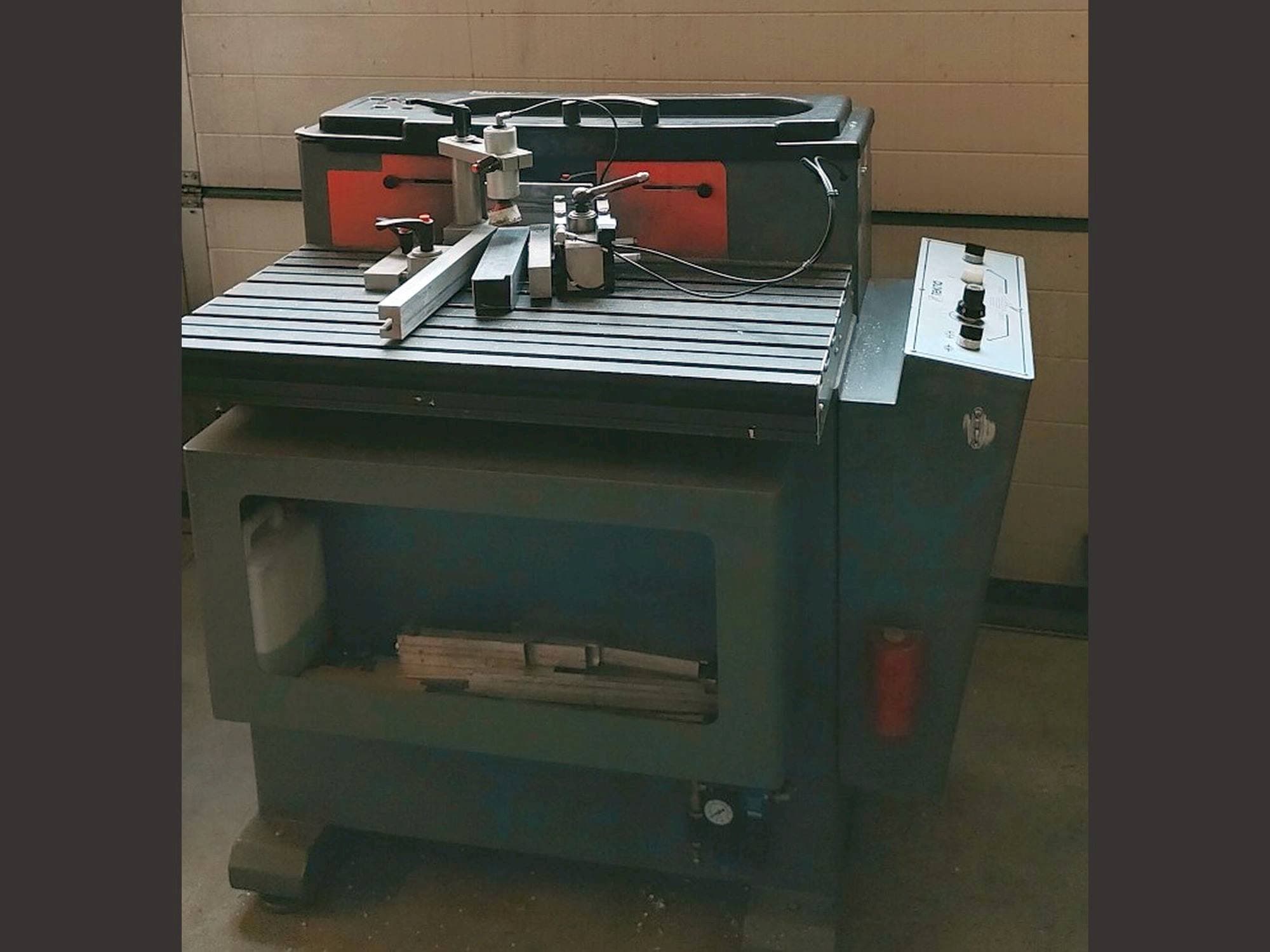 Linkerzijdeaanzicht  van Tekna TK661  machine