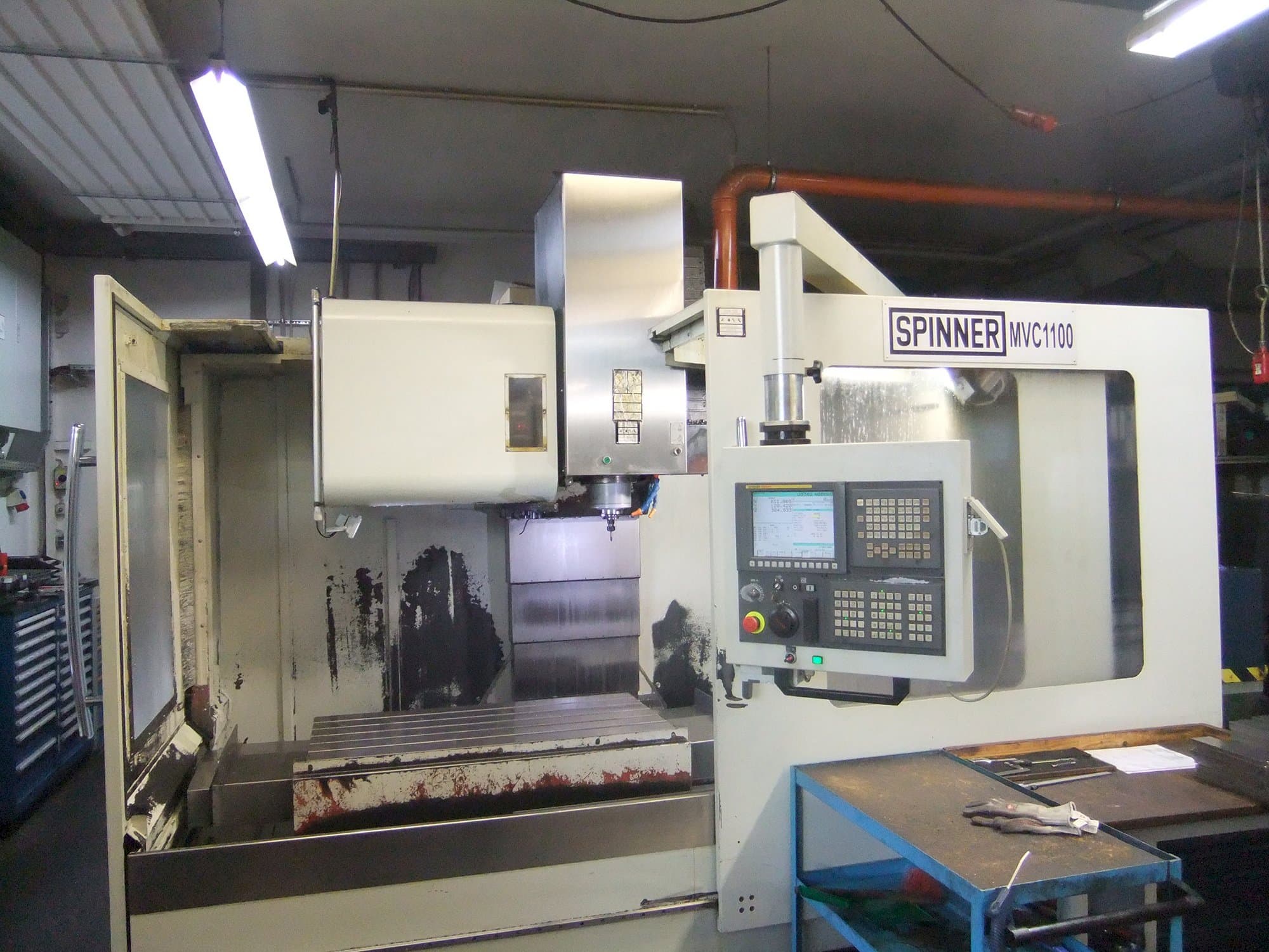 Vooraanzicht  van SPINNER MVC1100  machine