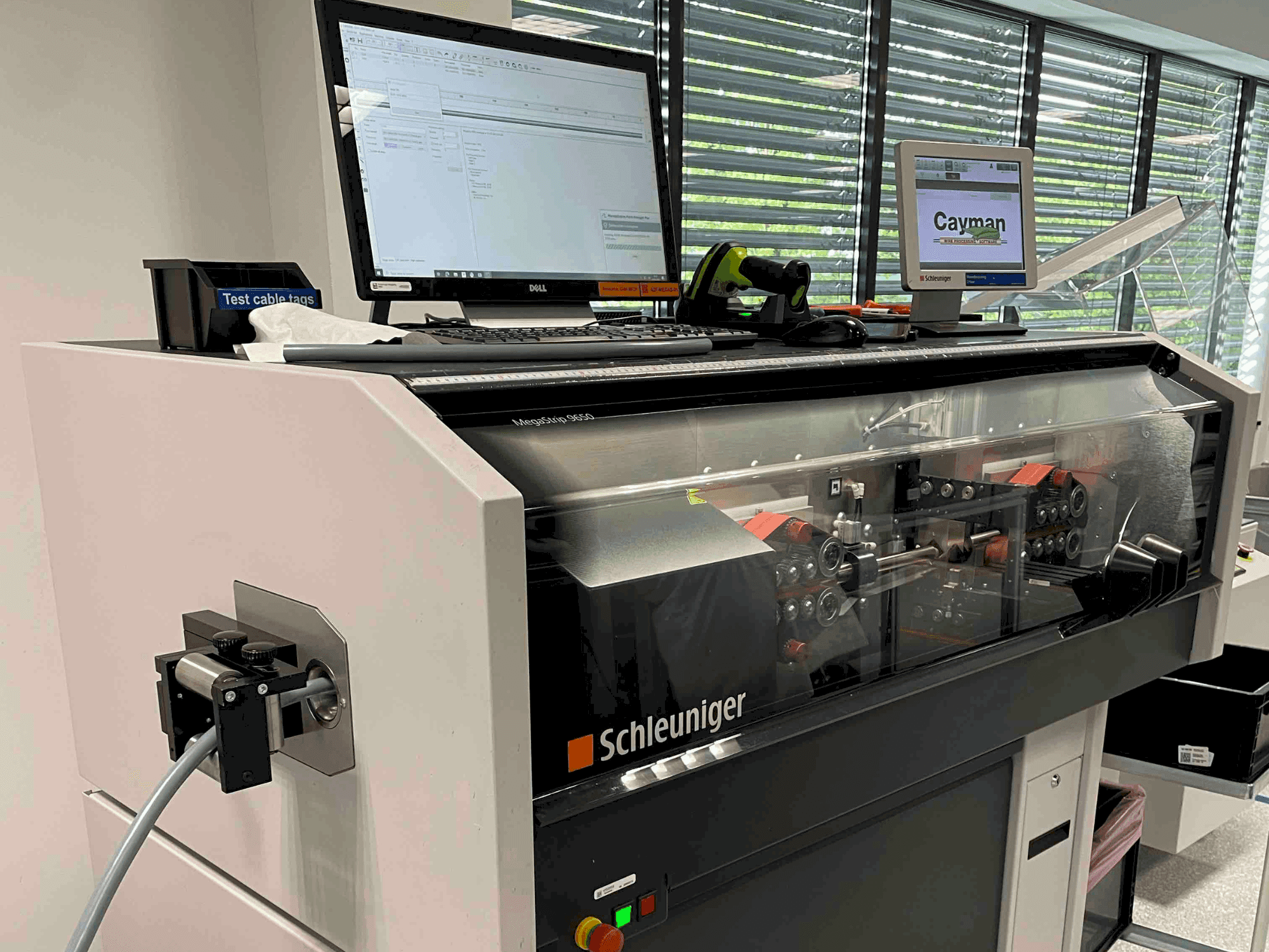 Vooraanzicht van Schleuniger MegaStrip 9650 machine