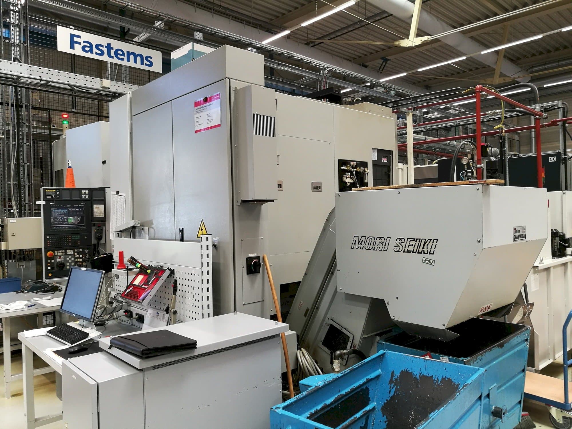Vooraanzicht  van MORI SEIKI NH 5000  machine