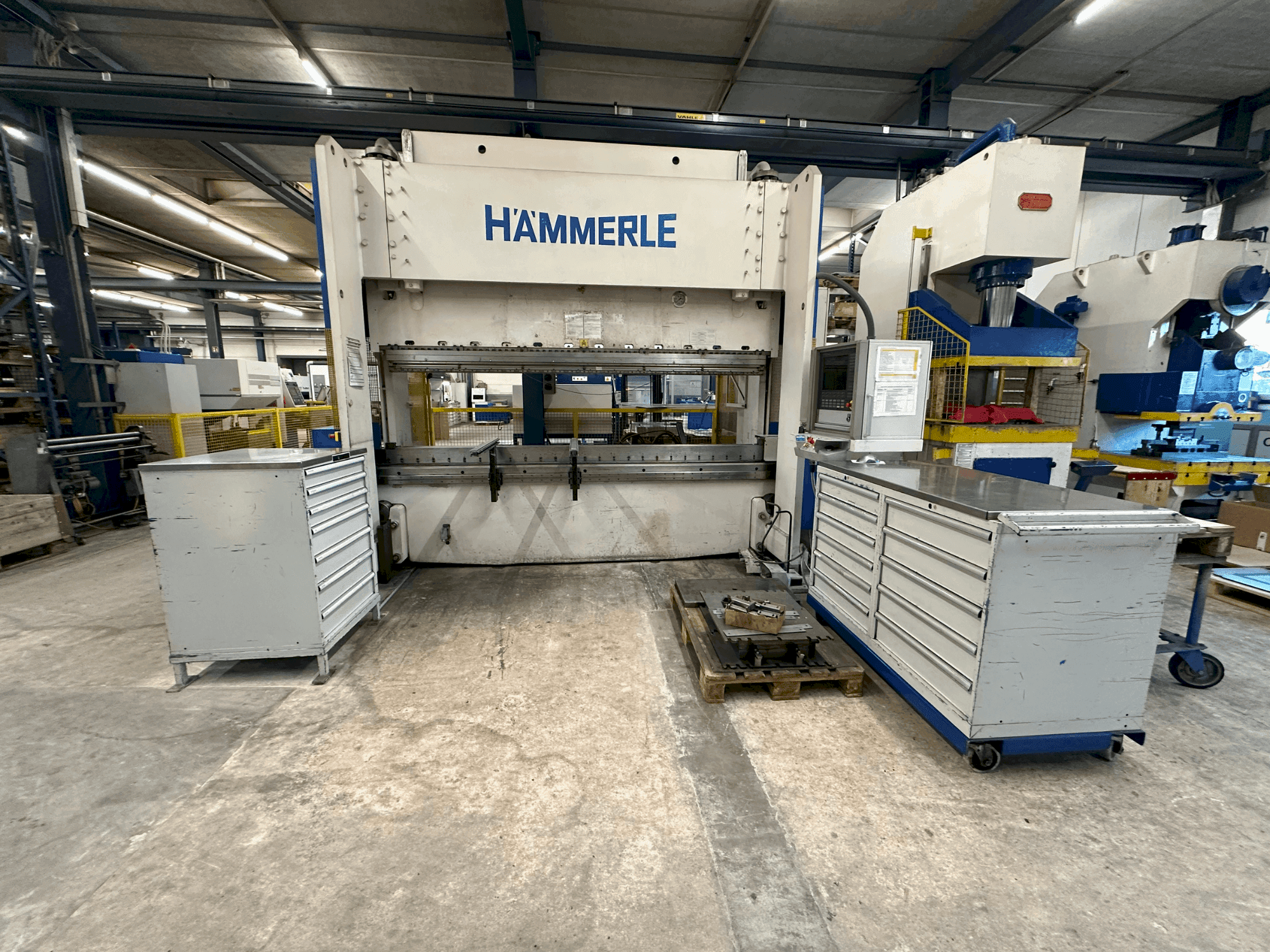 Vooraanzicht  van HAMMERLE BM 200 - 3100  machine
