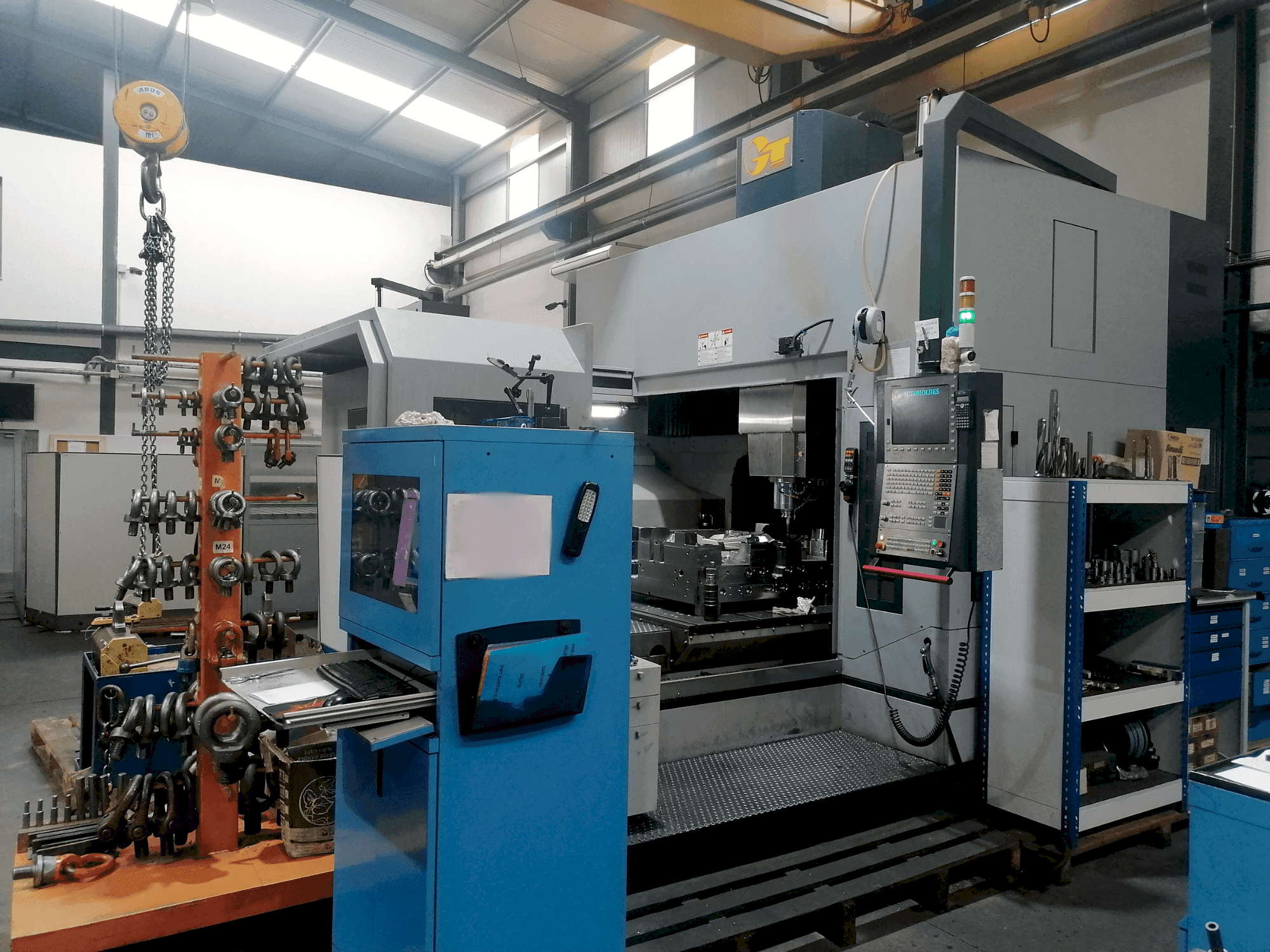 Vooraanzicht  van GENTIGER GT1614V  machine