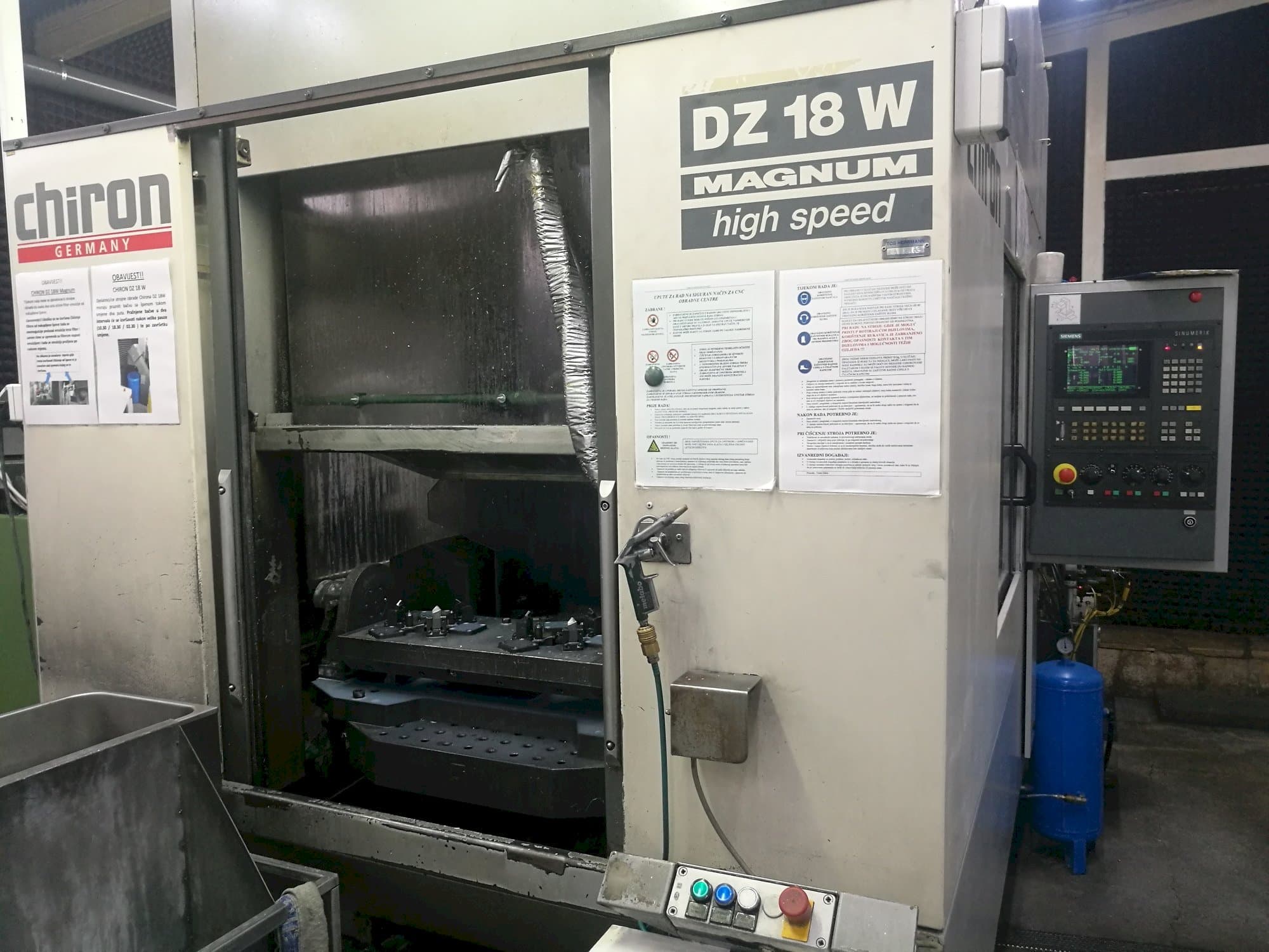 Vooraanzicht  van CHIRON DZ 18 W  machine