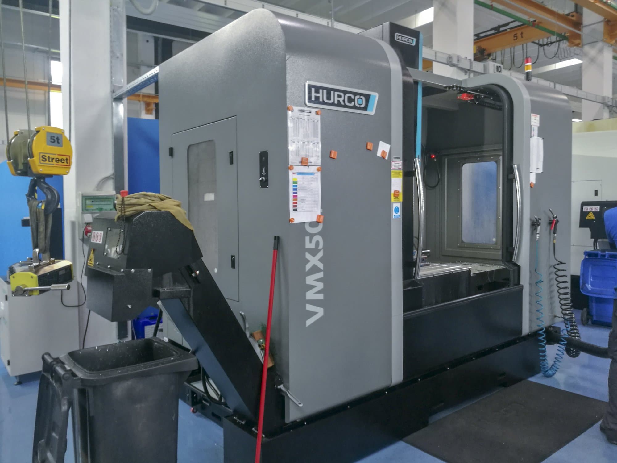 Links zicht  van Hurco VMX 50i machine