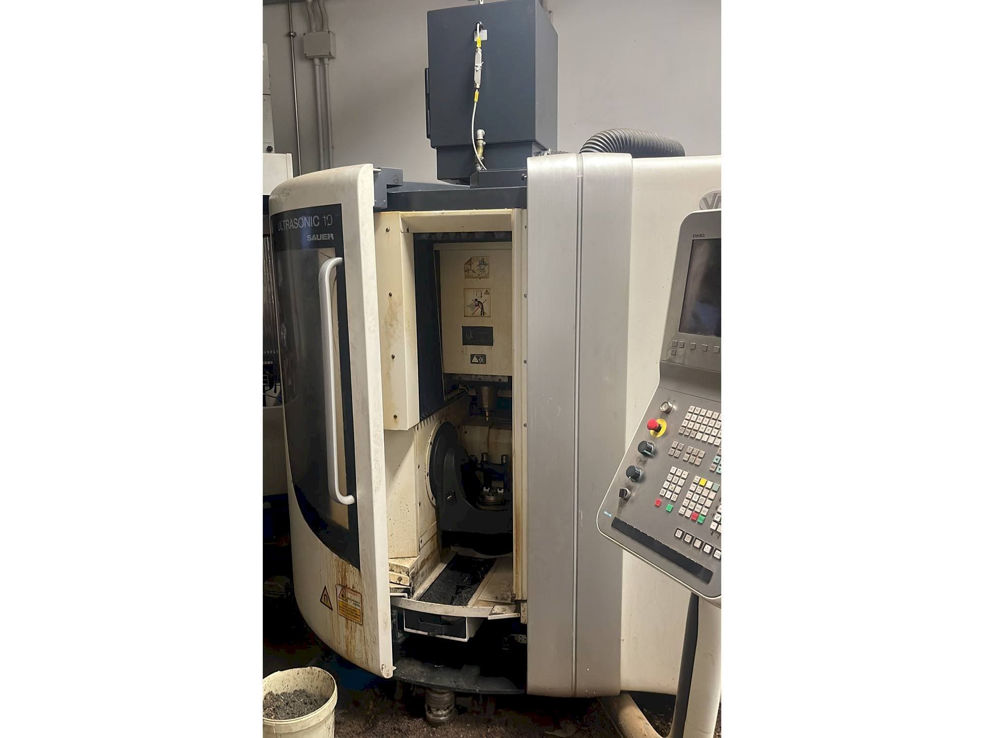 Vooraanzicht  van DMG ultrasonic 10 sauer  machine