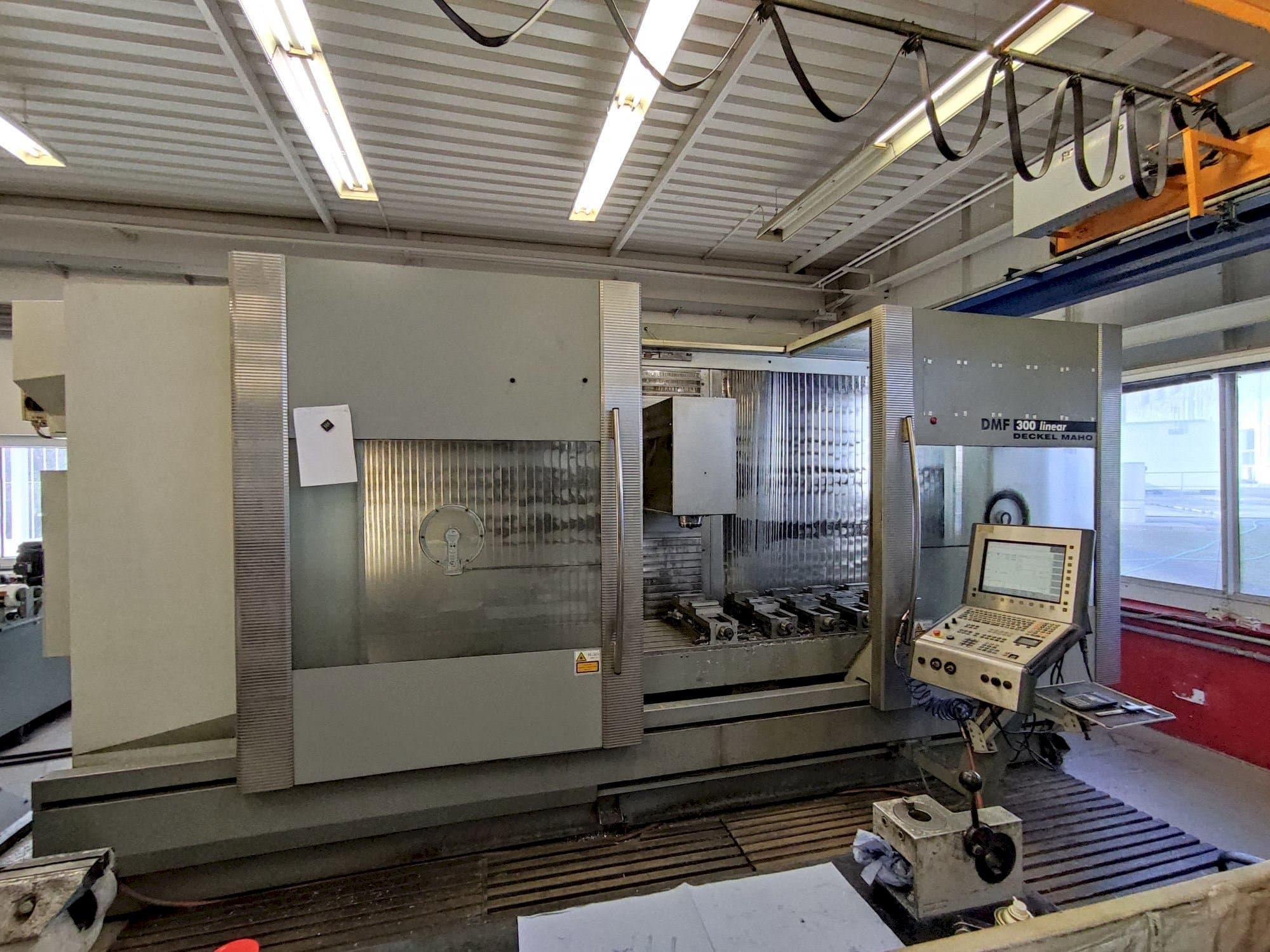 Vooraanzicht  van DECKEL MAHO DMF 300 linear  machine
