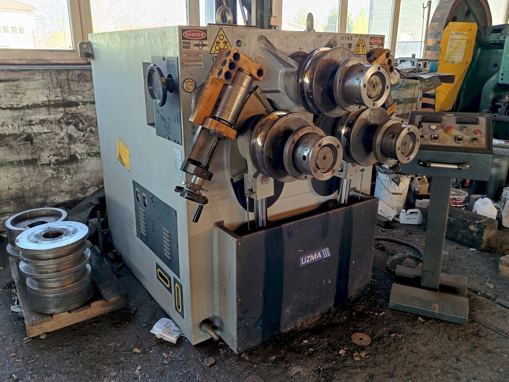 Vooraanzicht van UZMA UPB-100 machine