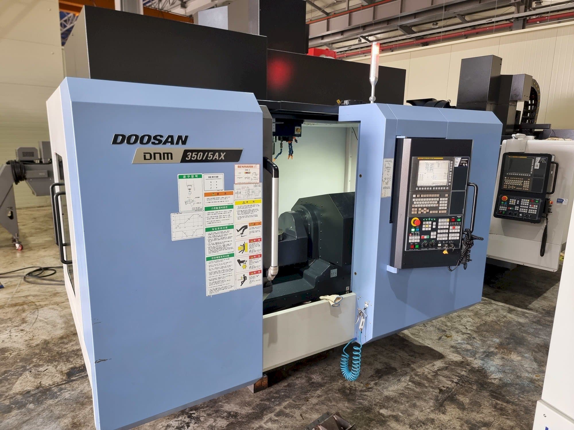 Vooraanzicht  van Doosan DNM350/5AX  machine