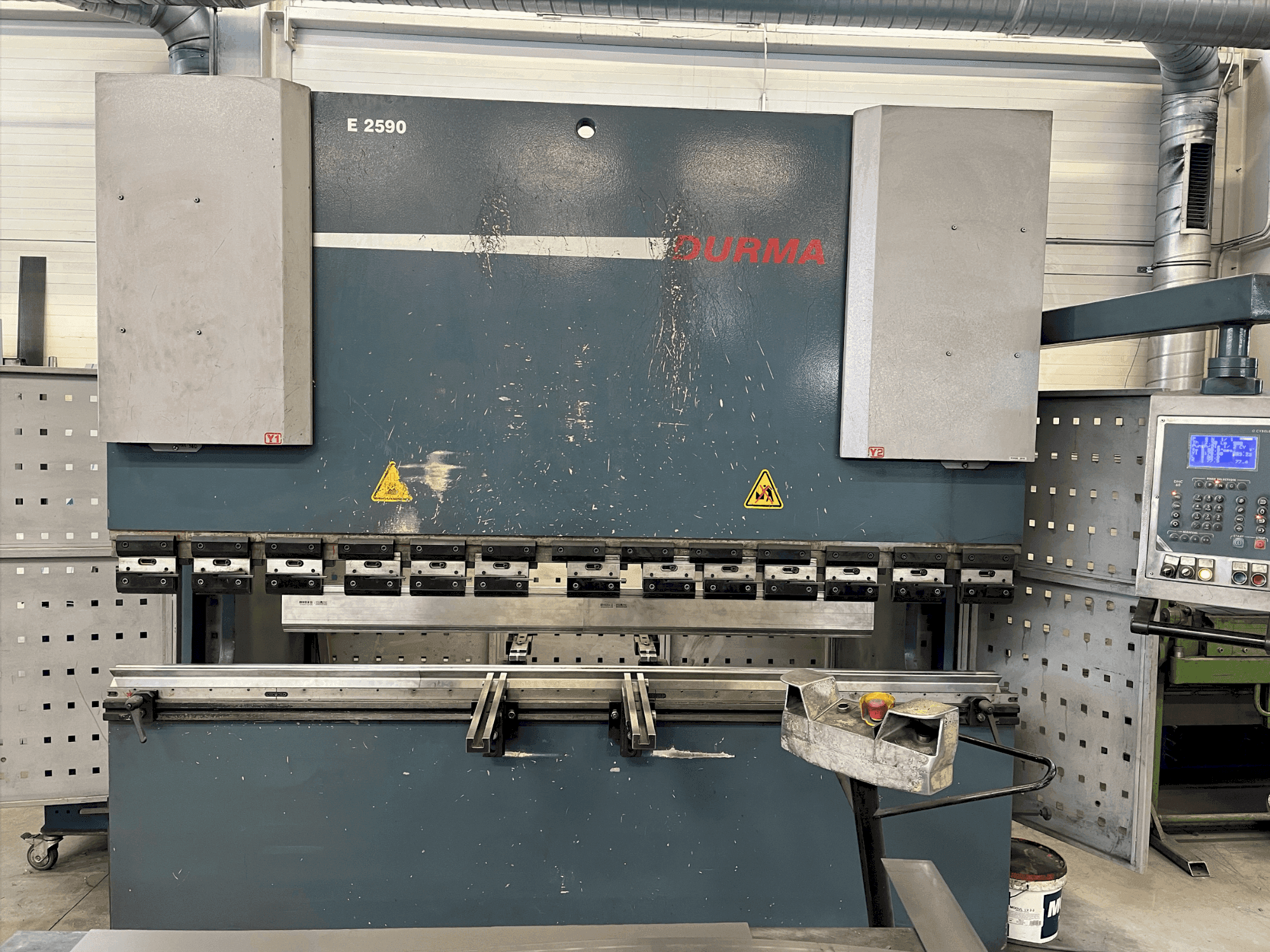 Vooraanzicht  van Durma E 2590  machine