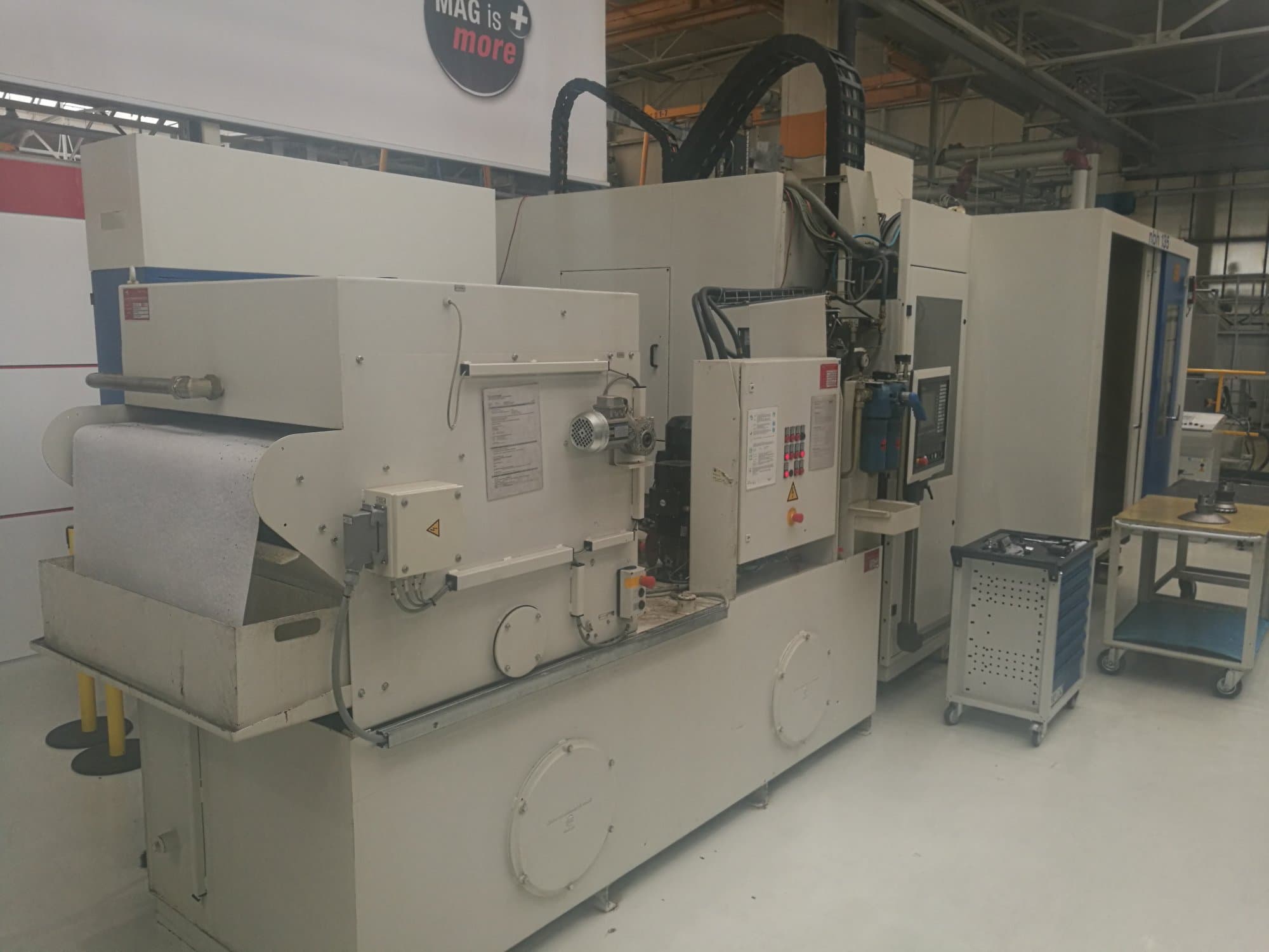 Links zicht  van Hueller Hille NBH 135 machine