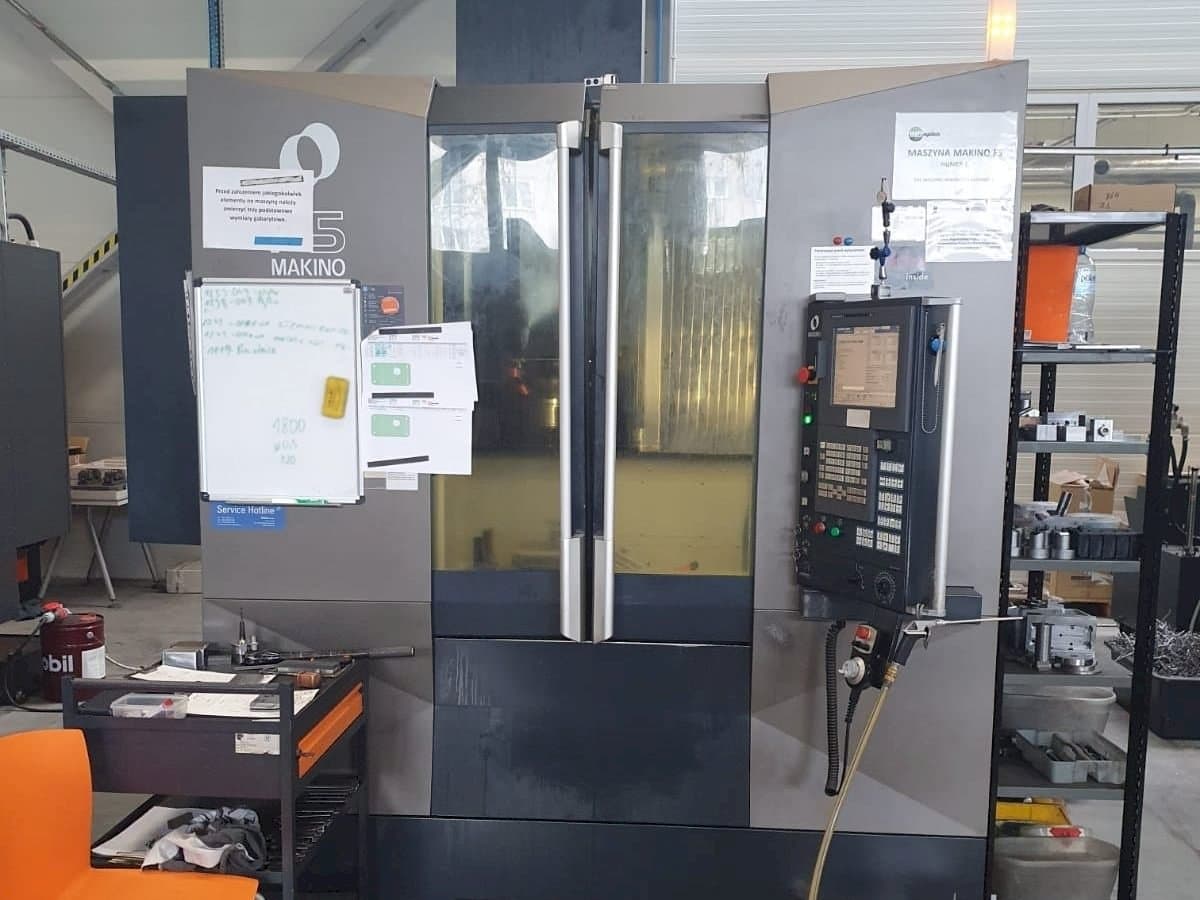 Vooraanzicht  van Makino F5  machine