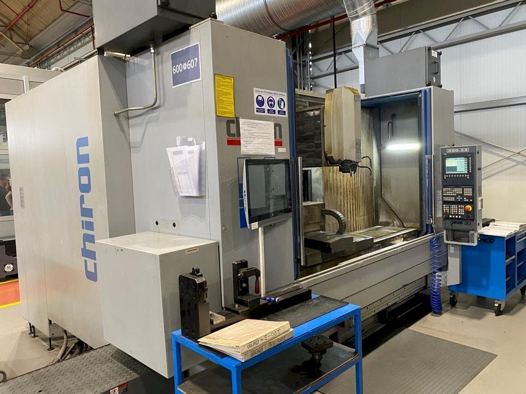 Vooraanzicht  van CHIRON MILL 2000  machine