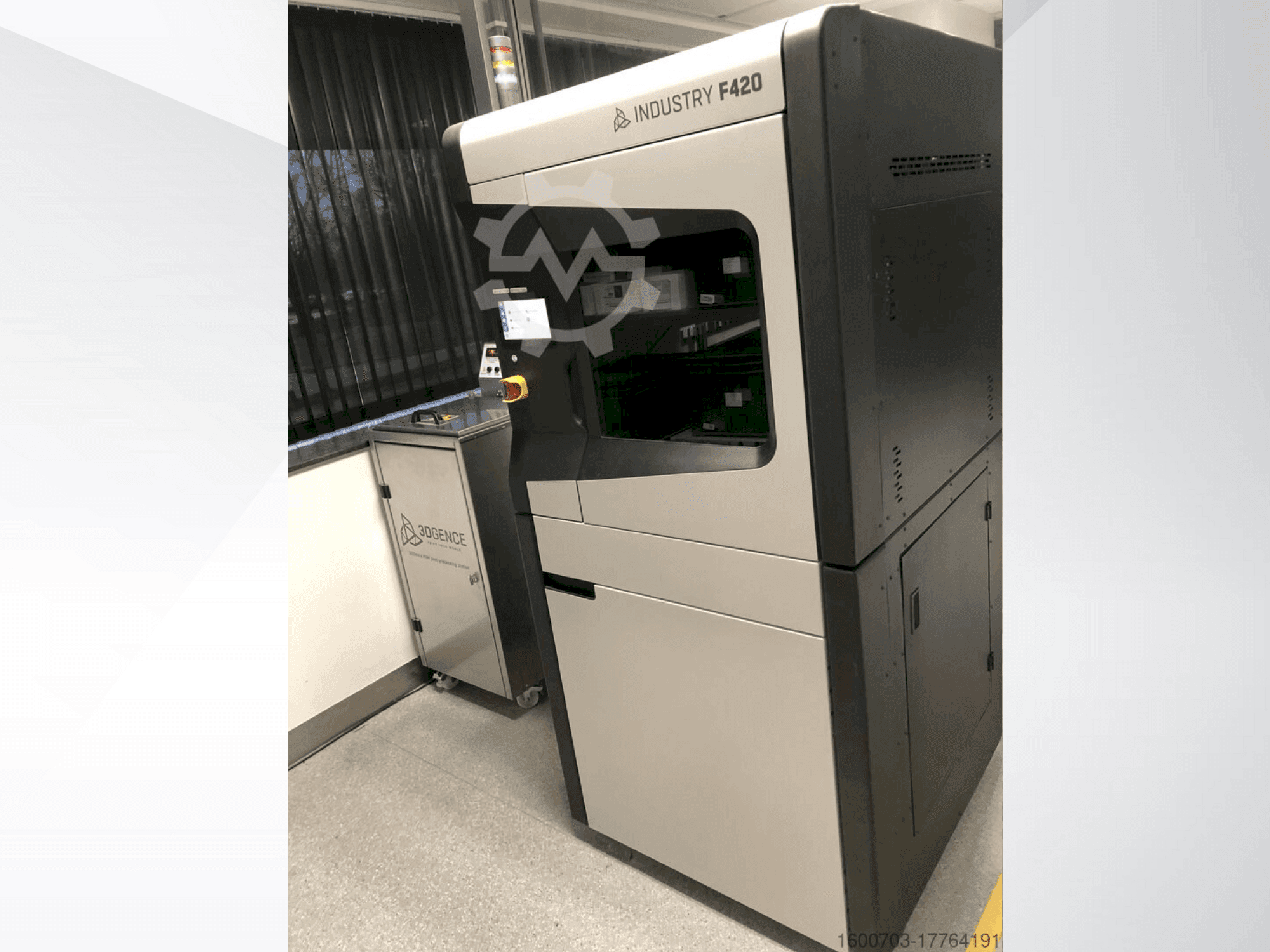 Vooraanzicht  van 3DGENCE Industry F420  machine