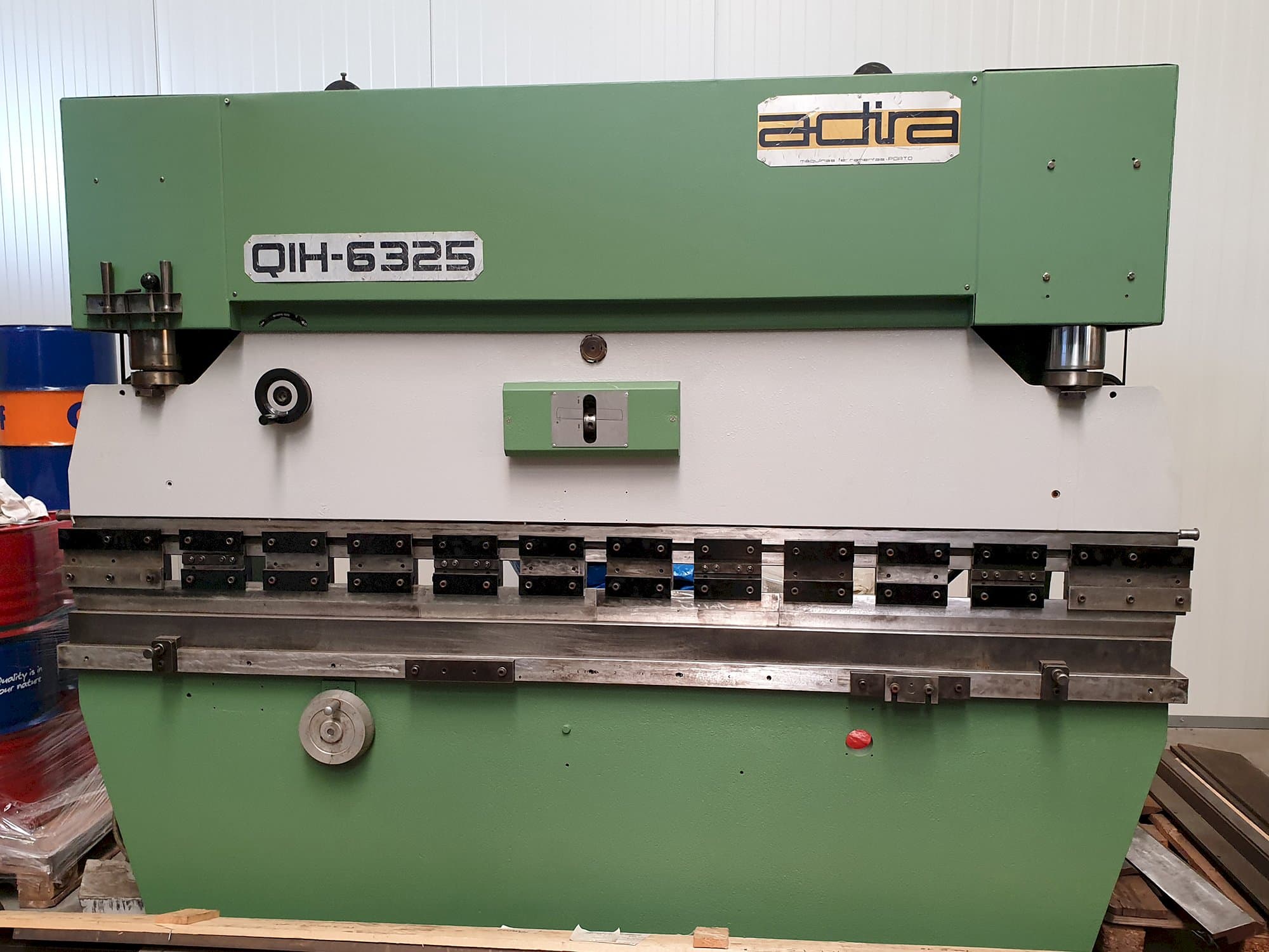 Vooraanzicht  van ADIRA QIH 6325 machine