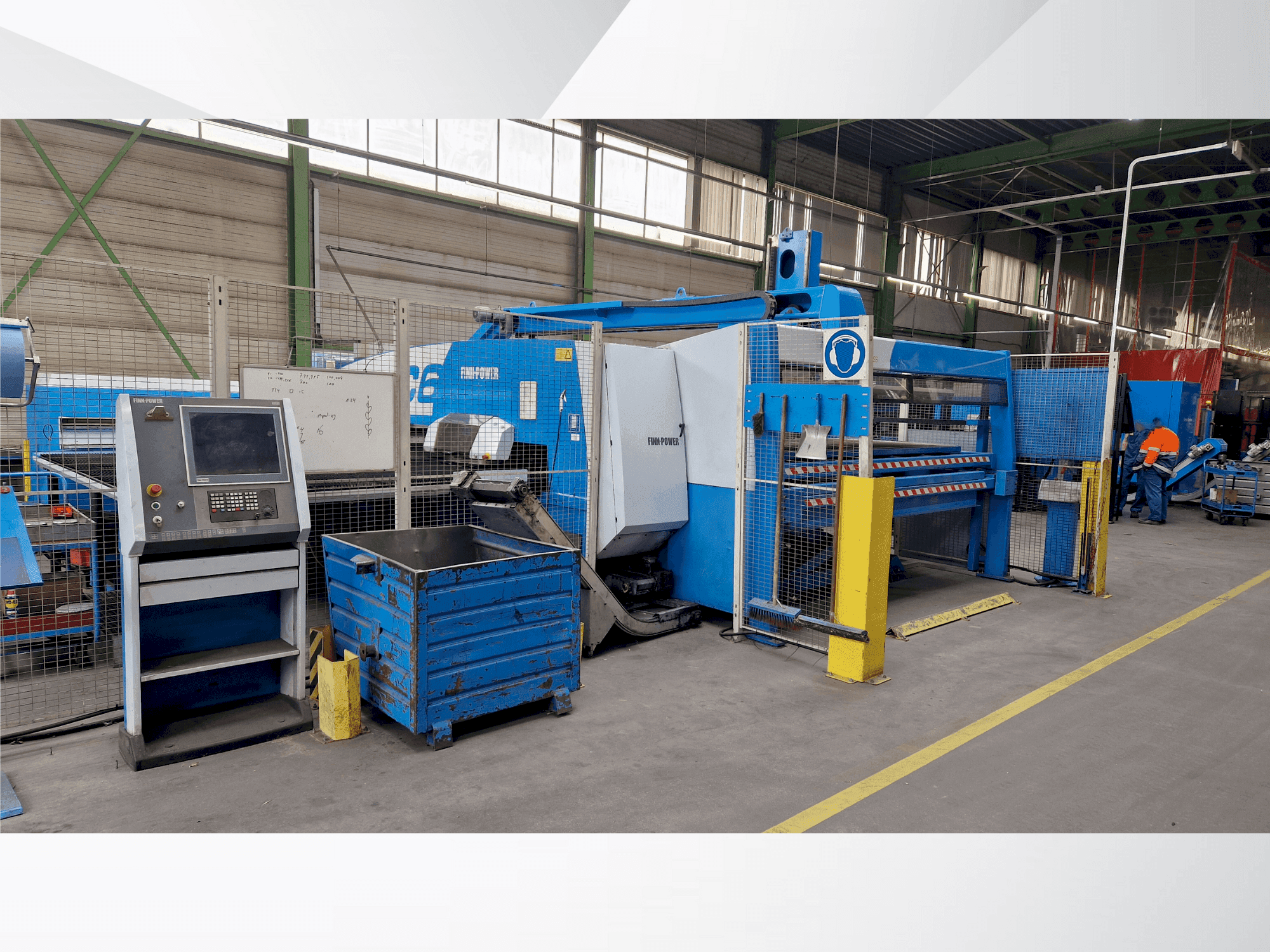 Vooraanzicht  van Finn-Power C6  machine