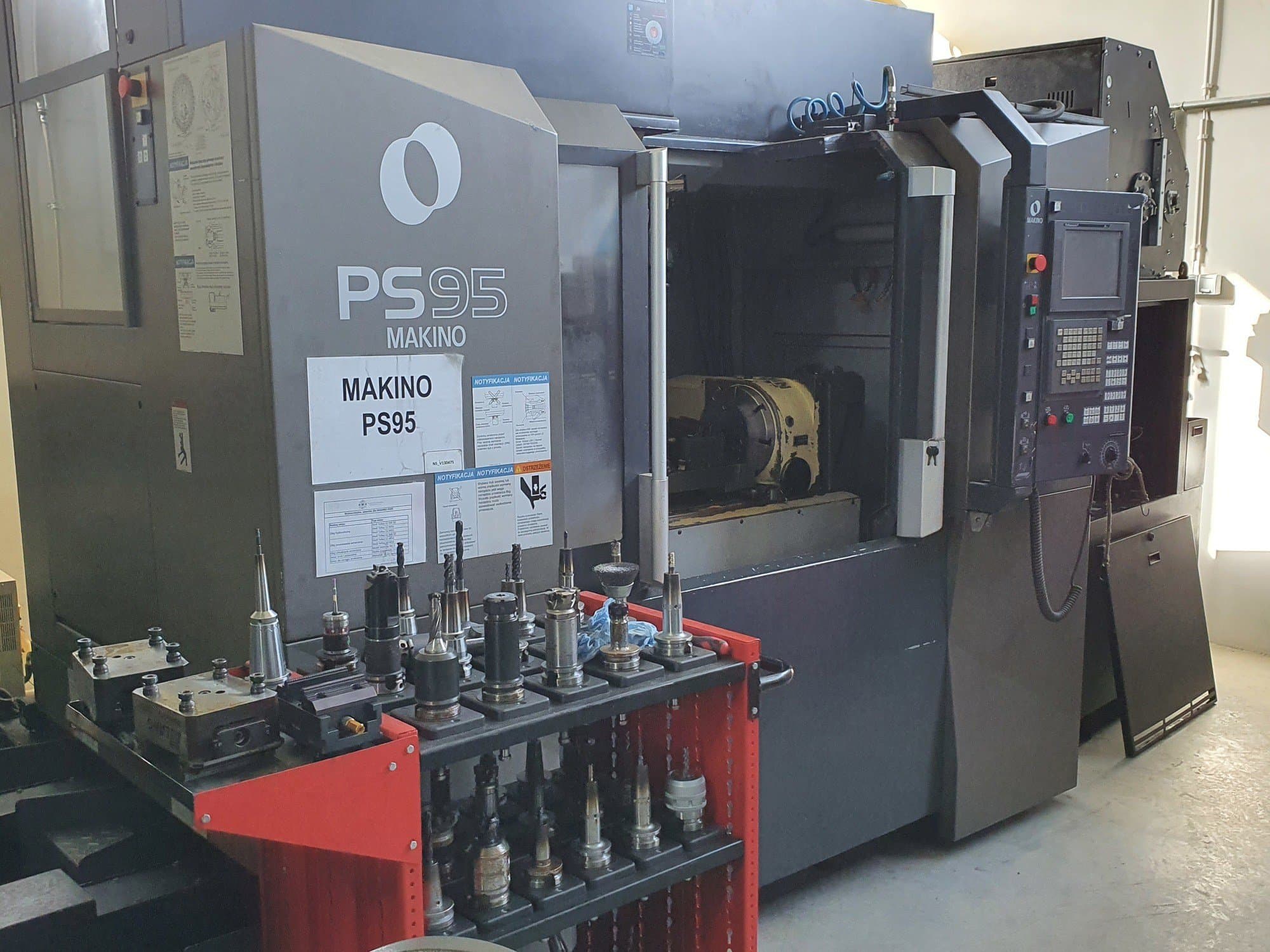 Vooraanzicht van Makino PS95 machine